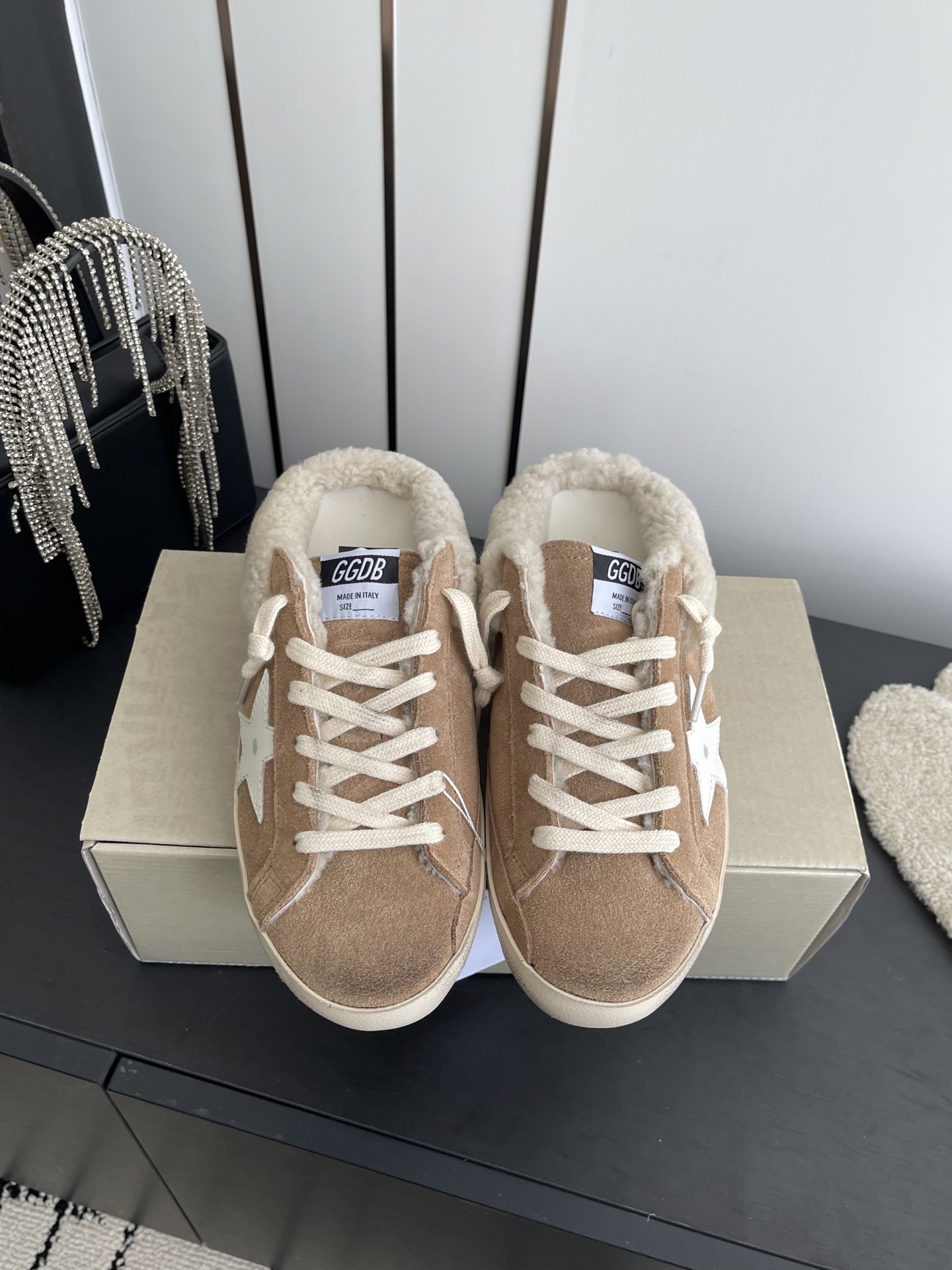 NO:668272,GGDB~~Golden Goose Deluxe Brand's new autumn and winter wool-lined casual shoes with dirty shoes. The best version on the entire network is undeniable. The GGDB SNERKERS series~~ is so popular that it is famous for white shoes and all kinds of dirty shoes!  Celebrity private server foot demonstration × It’s so versatile!  You no longer have to worry about washing your shoes!  The upper is made of original custom-made cowhide (the essence of distressing). The lining is made of imported lamb wool + cowhide feet (for extra pairs, a pair of wool feet will be given). The original molding is made of 3.5cm higher latex insoles. The original TPU two-color outsole. Size 35-40 (40 customized), casual shoes/sports shoes, sneakers, cowhide19860909GGDB~~Golden Goose Deluxe Brand 秋冬新款羊毛里 小脏鞋休闲鞋 全网最好版本不服来比 GGDB SNERKERS系列~~火红程度上怼小白鞋,下踩各类小脏鞋！明星私服上脚示范 ×就是这么百搭 ！再也不用担心洗鞋的问题啦！ 鞋面原版定制牛皮（做旧精髓所在） 内里进口羊羔毛+牛皮垫脚（有多送一对羊毛垫脚） 原版开模3.5cm内增高乳胶鞋垫 原版TPU双色大底 码数35-40（40定做）,休闲鞋/运动鞋,sneakers,cowhide,Women's Shoes