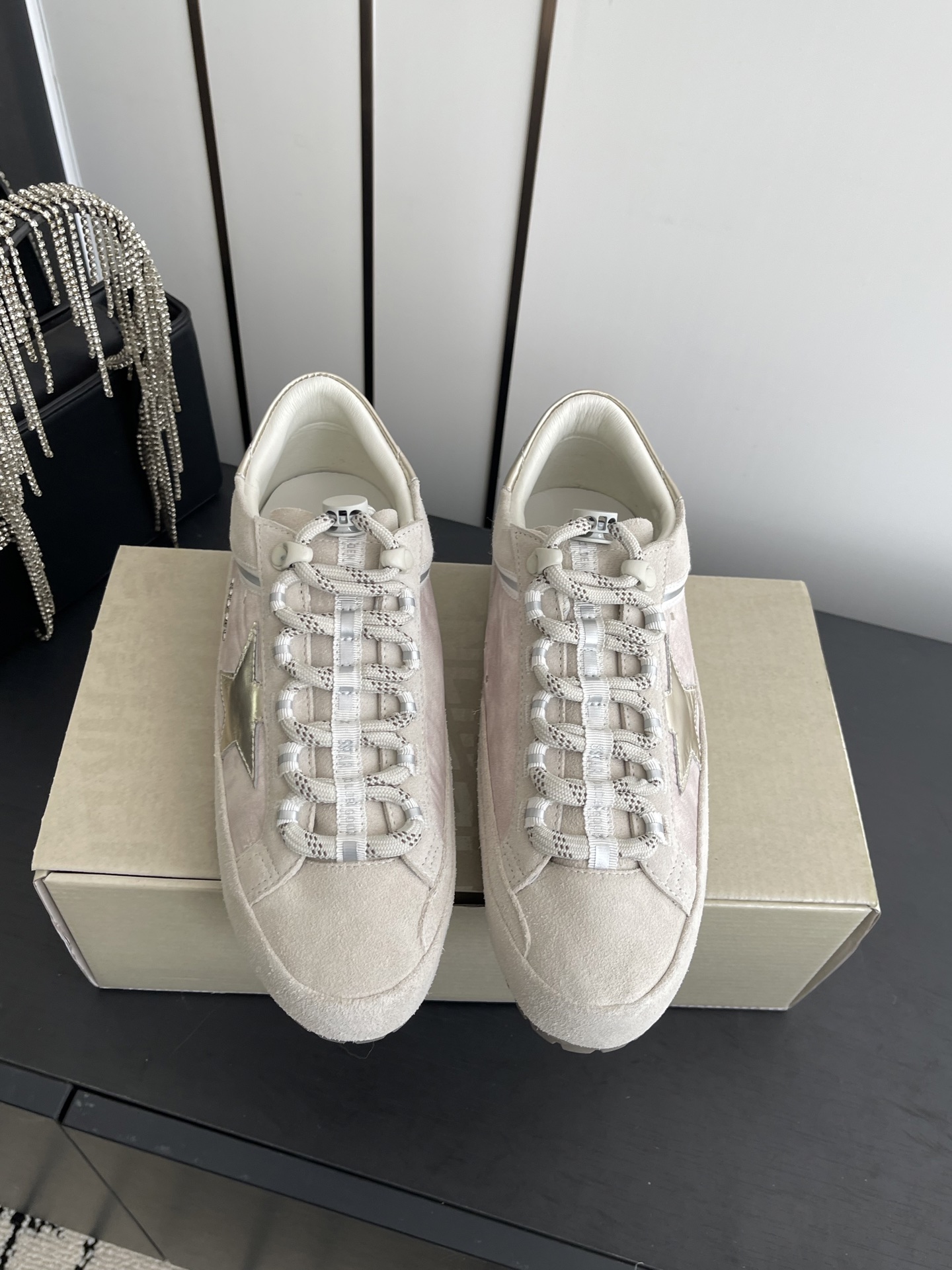 NO:668275,GGDB Golden Goose's latest thick-soled casual shoes, moral training shoes, many celebrities and Internet celebrities are planting grass, the most popular design at the moment, star logo embellishment, full of brand sense, a shoe that is easy to match, super comfortable on the feet, breaking the traditional aesthetic, small dirty shoes can be demonstrated on the feet of celebrities in private clothes, they are so versatile, you no longer have to worry about washing shoes, original custom cowhide leather upper, mixed sheepskin lining, original molded non-slip outsole, size 35-40  (40 custom-made), casual shoes/sports shoes, sneakers, cowhide, sheepskin19860909GGDB Golden Goose最新款 厚底 休闲鞋 德训鞋 超多明星网红种草 当下最流行的设计 星星logo点缀 品牌感拉满 超好搭配的一款鞋子 脚感超级舒服 打破传统审美 小脏鞋做到了明星私服上脚示范 就是这么百搭 再也不用担心洗鞋的问题啦 鞋面原版定制牛皮 内里混种羊皮 原版开模防滑大底 码数35-40 (40订做）,休闲鞋/运动鞋,sneakers,cowhide,sheepskin,Women's Shoes