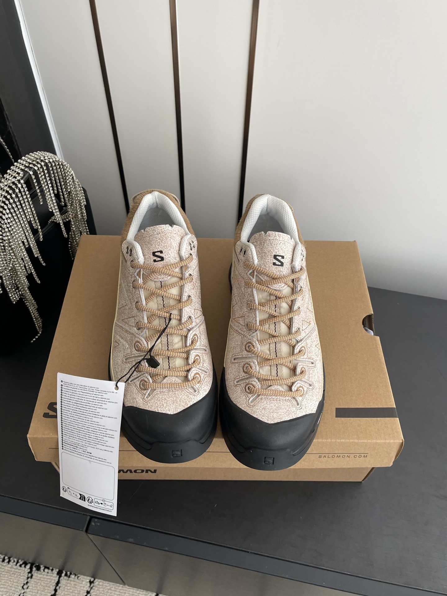 NO:668267,Salomon Salomon 2026ss new casual sports shoes, thick-soled mountaineering derby shoes, running shoes, couple models, equipped with Salomon's 3D Eending patented technology soles specially created for mountain sports, which increases lateral stability and structural sense. Major celebrity Internet celebrities fall into cultivation. Tailor-made height-increasing artifacts. The fabric is original custom-made patterned cowhide + original horse hair. Lining nylon breathable mesh. Sole original open-molded rubber outsole.  Size 35-45 (40 for women, 45 for men, customized), casual shoes/sports shoes, sneakers, cowhide19860909Salomon 萨洛蒙 2026ss新款休闲运动鞋 厚底登山德比鞋 跑步鞋 情侣款 搭配Salomon专为山地运动所创的3D Eending专利技术鞋底 增加侧向稳定性和结构感 各大明星网红沦陷种草.量身为国内打造的增高神器 面料原版订制花纹牛皮+原版马毛 内里尼龙透气网纱 鞋底原版开模橡胶大底 码数35-45（女40 男45定做）,休闲鞋/运动鞋,sneakers,cowhide,Women's Shoes