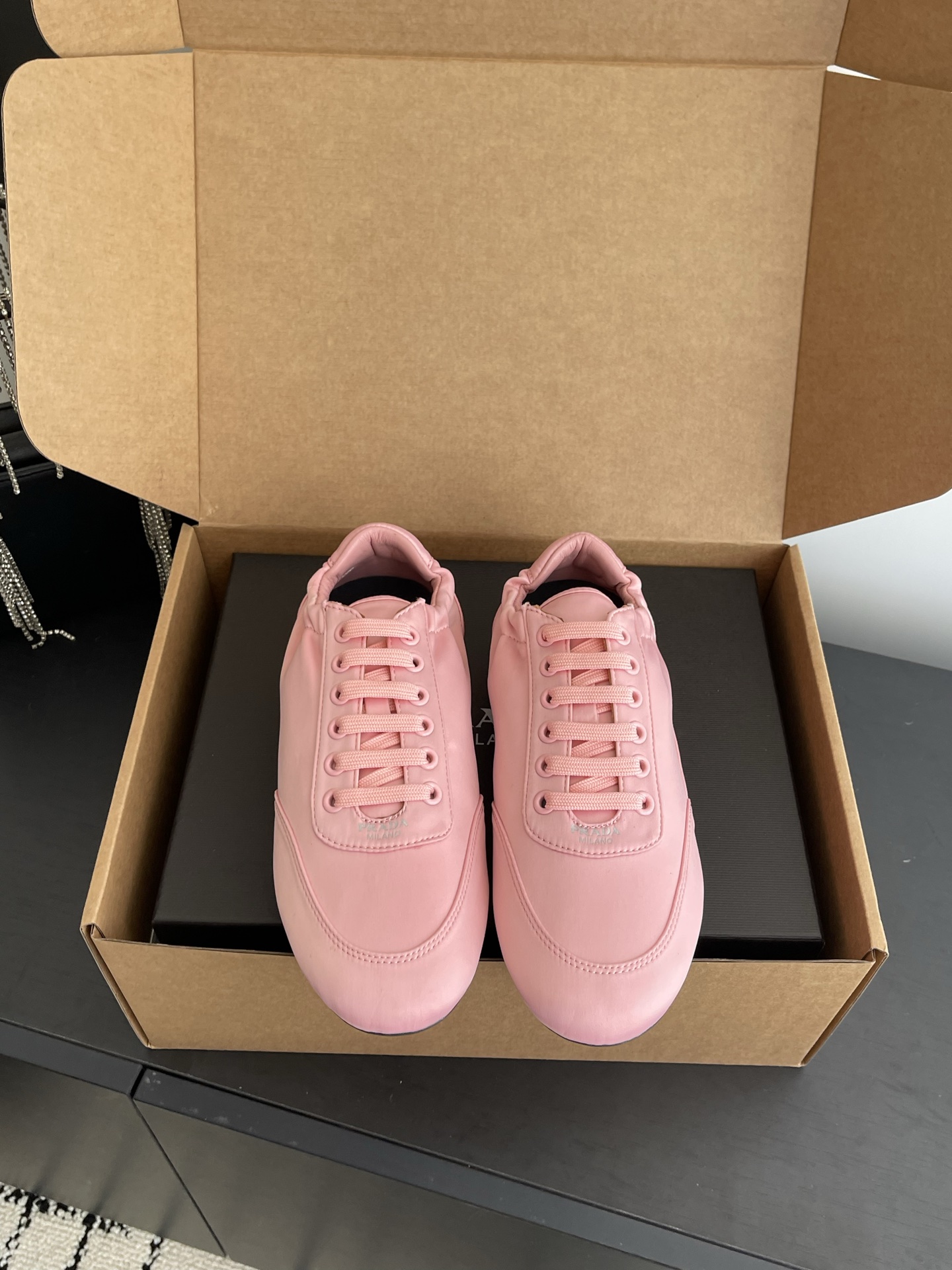 NO:668290,Prada 26ss new model, new slip-on slip-on shoes from the catwalk, moral training shoes, official spring and summer catwalk model, fashionable and versatile, can be salty or sweet, and does not wear your feet at all. Whether worn barefoot or with socks, it is super age-reducing and super versatile!  Customized silk fabric for the upper, sheepskin lining for the feet, original rubber outsole for the sole, size 35-39 (40 customized), casual shoes/sports shoes, prada, sneakers, sheepskin, real silk, socks19860909Prada 26ss新款 走秀新款一脚蹬懒人鞋 德训鞋 官方春夏走秀新款,时髦百搭·即可咸又可甜·一点也不磨脚 无论光脚穿还是搭配袜子穿都超级减龄 超级无敌百搭！ 鞋面定制真丝布料 内里垫脚羊皮 鞋底原版橡胶大底 码数35-39（40 订做）,休闲鞋/运动鞋,prada,sneakers,sheepskin,real silk,socks,Women's Shoes