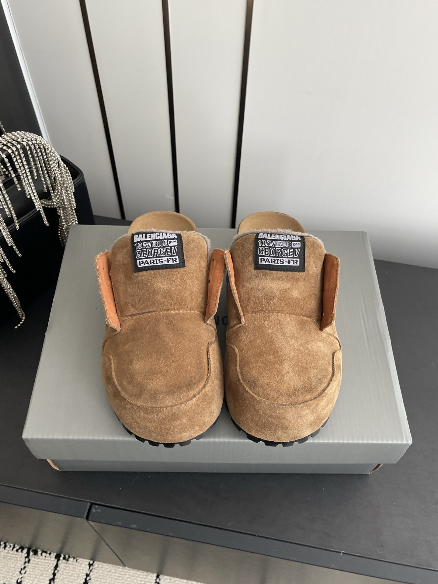 NO:668293,Balenciaga Balenciaga 26ss new thick-soled must-have Birkenstock half-pack slippers. Full of high-end, Internet celebrity ins planting tool, very retro style, full of aura. The design style is very novel, high-end and very comfortable. The original version is customized one to one. The cowhide fabric is super soft and comfortable. The material is imported cow suede. Sheepskin lining. Outsole. Original molded outsole.  Size 35-39 (40 customized), half drag, balenciaga, balenciaga, slippers, cowhide, sheepskin19860909Balenciaga 巴黎世家 26ss新款厚底必备勃肯半包拖鞋 高级感十足,网红ins种草神器、非常复古风、气场十足单品、设计风格非常新颖、高档且非常舒适.原版一比一定制 牛皮面料超级柔软舒适度很 材质进口牛反绒 内里羊皮 大底原版开模大底 码数35-39（40定做）,半拖,balenciaga,balenciaga,slippers,cowhide,sheepskin,Women's Shoes