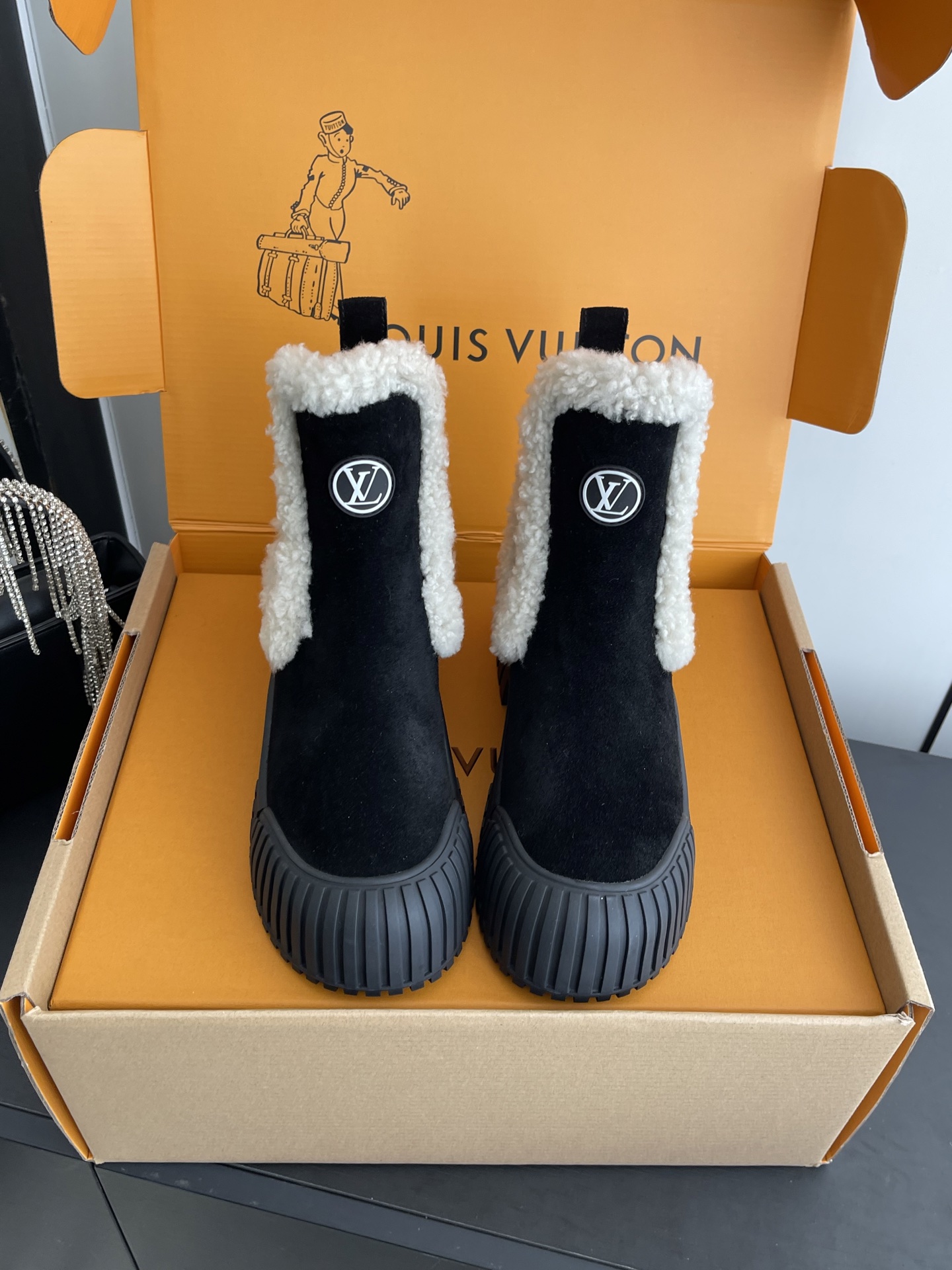 NO:668283,Woolen Louis Vuitton Louis Vuitton Internet celebrity, big star catwalk new style slip-on short boots Casual and versatile fashion style, comfortable on the feet. Matched with the Louis Vuitton logo to embellish the highlights. The eight-inch boots are elegant and elegant. The material is imported calfskin/imported suede, lining sheepskin/wool, outsole TPU original molded outsole, size 35-41 (40 41 custom-made), boots, louis vuitton, louis  vuitton,boots,cowhide,sheepskin,chamois leather19860909羊毛里 Louis Vuitton路易威登 网红,大明星走秀新款 一脚蹬短靴 休闲百搭时尚潮流款,上脚舒适 搭配路易威登标识点缀亮点 八寸靴大气显气质 面料进口小牛皮/进口麂皮 内里羊皮/羊毛 大底TPU原版开模大底 码数35-41（40 41订做）,靴子,louis vuitton,louis vuitton,boots,cowhide,sheepskin,chamois leather,Women's Shoes