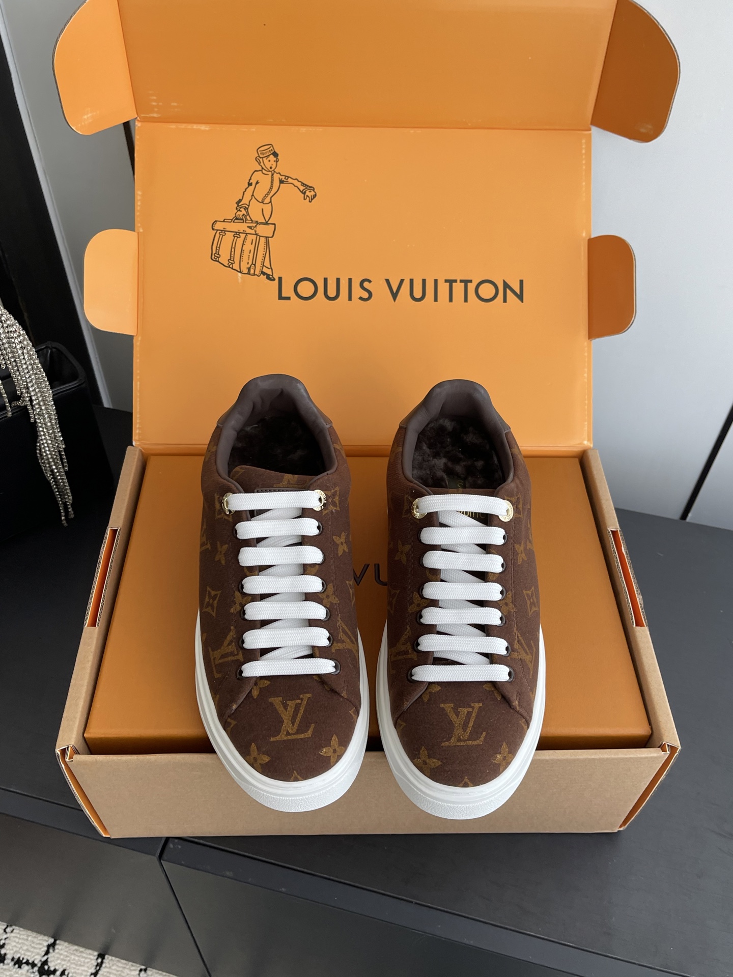 NO:668279,Louis Vuitton Louis Vuitton TIME OUT casual sneakers, white shoes, woolen This Time Out sneaker is stitched with cow leather and Monogram denim, echoing the current season's leather goods series. The denim luggage tag is fixed to the upper with a leather strap, highlighting Louis Vuitton's travel heritage. Dazzling inscribed eyelets and brand logo embossing on the tongue add exquisite details. Original cow suede upper, sheepskin lining, foot wool, original molded outsole  Size 35-40 (40 41 customized), casual shoes/sports shoes, louis vuitton, louis vuitton, sneakers, cowhide, sheepskin19860909Louis Vuitton 路易威登 TIME OUT休闲板鞋 小白鞋 毛里 本款Time Out运动鞋拼接牛皮革与 Monogram 丹宁布 与当季皮具系列遥相呼应 丹宁布行李牌通过皮革饰带固定于鞋面 彰显路易威登的旅行传承 耀目铭纹孔眼与鞋舌处品牌标识压纹增添考究细节 鞋面原版牛反绒 内里羊皮 垫脚羊毛 原版开模大底 码数35-40（40 41定做）,休闲鞋/运动鞋,louis vuitton,louis vuitton,sneakers,cowhide,sheepskin,Women's Shoes