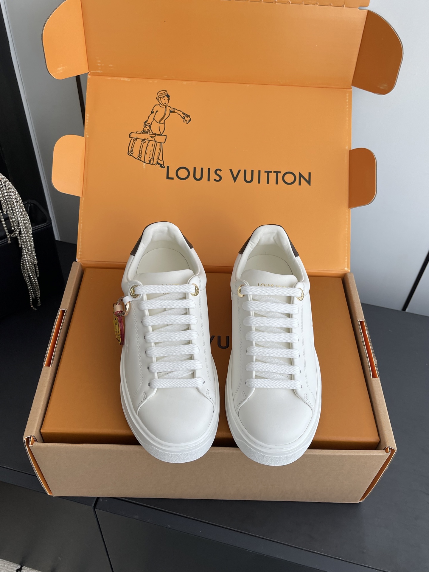 NO:668280,Louis Vuitton Louis Vuitton casual sneakers, white shoes, many Internet celebrity fashion bloggers plant grass, simple shoe grid design, brand LOGO embossing, presbyopia stitching, LV Circle rubber patch on the tongue, rich details, original custom-made silk cowhide lining, water-dyed cowhide on the upper, one-piece molding process EVA feet, original molded TPU outsole, size 35-41 (customized 40 41), casual shoes/sports shoes, louis  vuitton,louis vuitton,louis vuitton,sneakers,cowhide19860909Louis Vuitton 路易威登 休闲板鞋 小白鞋 超多网红时尚博主种草 简约的鞋型格板设计 品牌LOGO压花 老花拼接 鞋舌的 LV Circle 橡胶贴饰丰富细节 鞋面原版定制丝绸牛皮内里水染牛皮 一体成型工艺EVA垫脚 原版开模TPU大底 码数35-41（40 41订做）,休闲鞋/运动鞋,louis vuitton,louis vuitton,louis vuitton,sneakers,cowhide,Women's Shoes