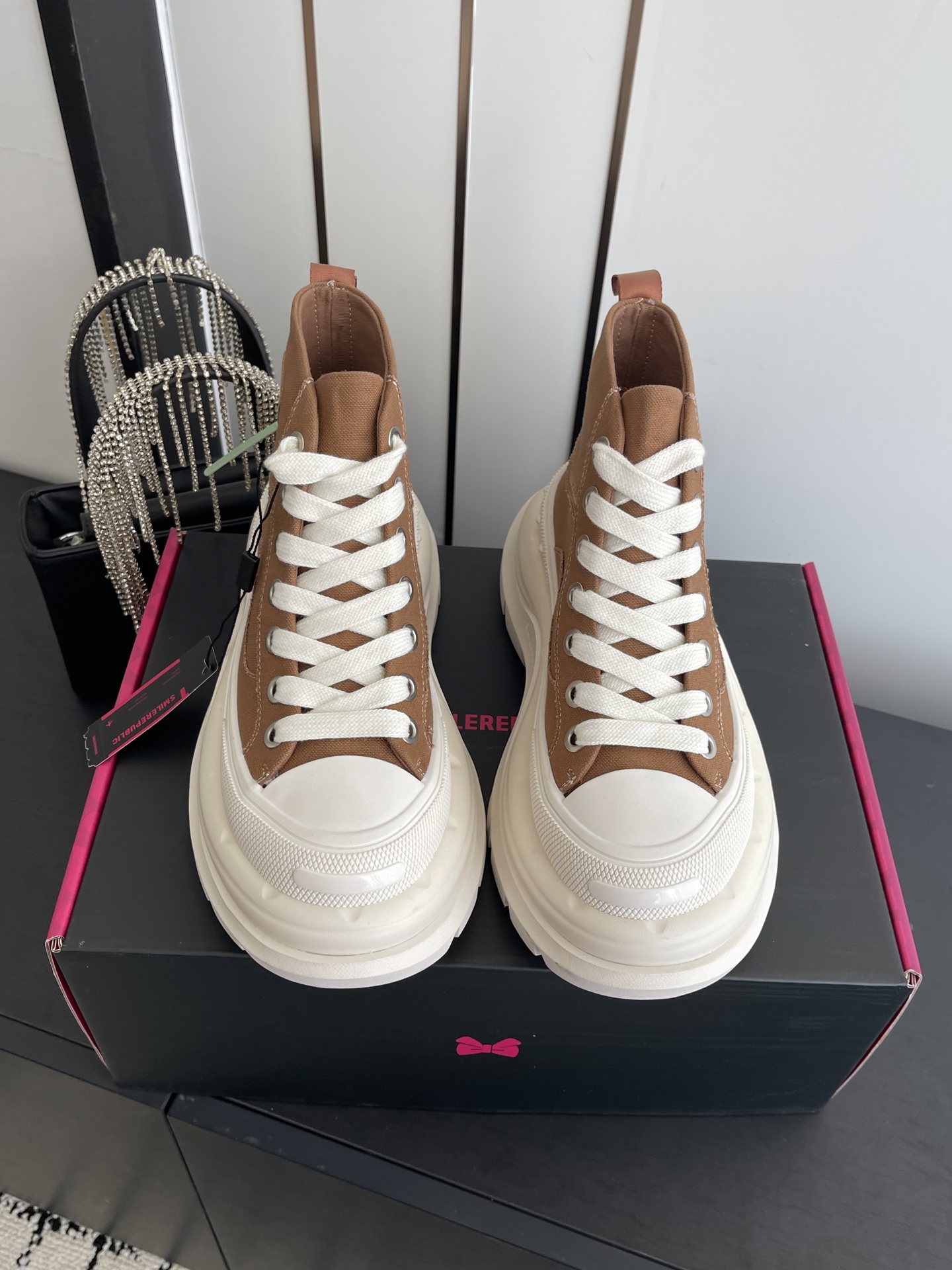 NO:668562,The Smilerepublic high-top Smile 2.0 series is here. The thick sole is so soft that it seems to have its own spring. The shape of the shoe makes the whole leg very delicate. When paired with mid-calf socks, you can instantly transform into a college girl. The 7cm outsole is light and tall. The thick sole instantly elongates the body proportions and becomes the focus of fashion. Stable and thick sole. Comfortable material. Long-term wear without tiring the feet. It allows me to shine confidently in the spotlight. I have gained countless looks and many stars have stepped on my feet.  Size female 35-40 male 40-45, boots, boots19860909Smilerepublic 高帮 开口笑2.0系列重磅来袭 厚底软得像是自带弹簧 鞋型把整条腿衬得特别秀气,配中筒袜瞬间变身学院少女 7cm大底轻盈又增高 厚底瞬间拉长身材比例,成为时尚焦点 稳固厚底 舒适材质 久穿不累脚 让我在聚光灯下自信闪耀 收获无数目光 众多明星纷纷上脚 码数女35-40男40-45,靴子,boots,Women's Shoes