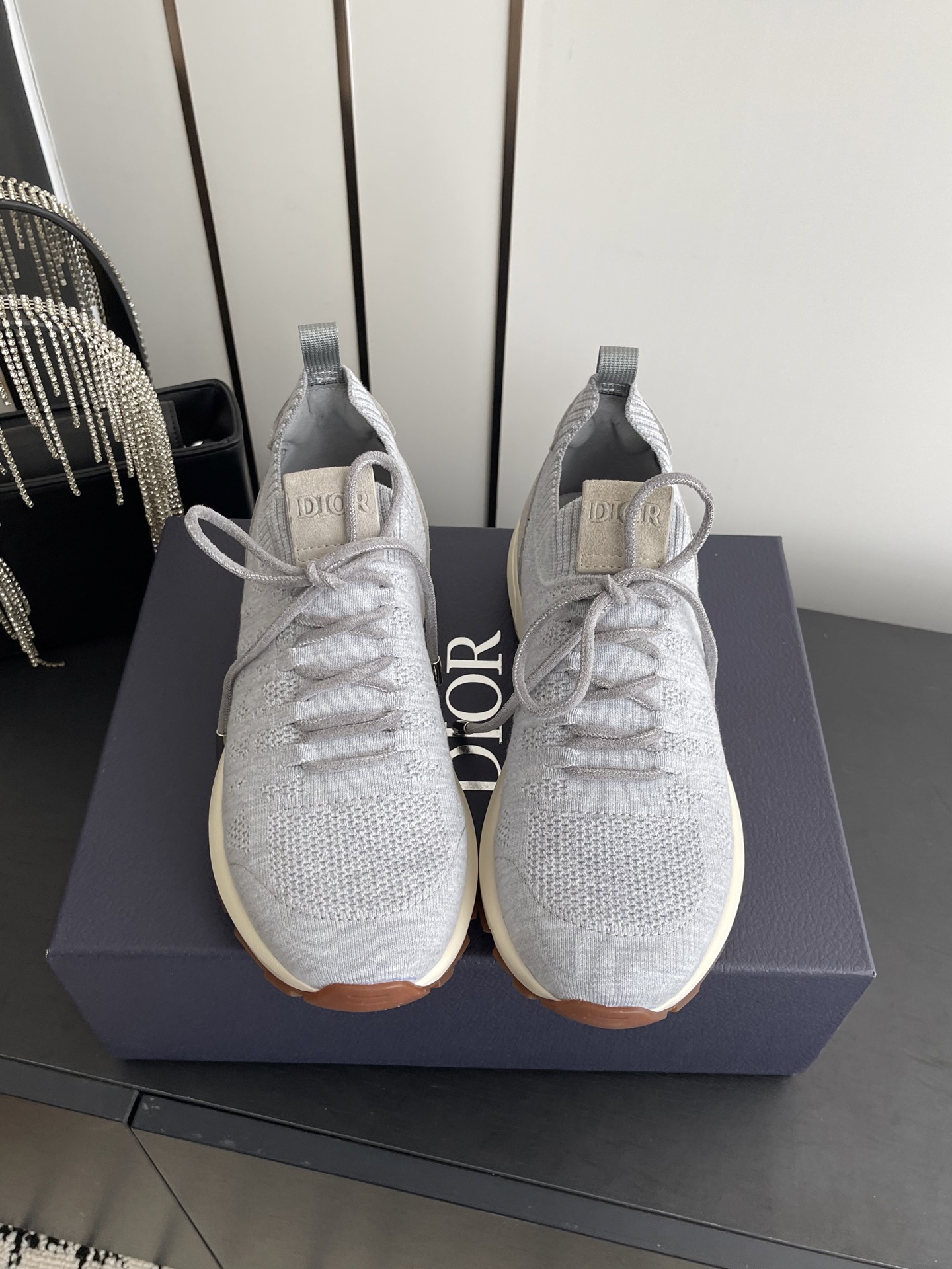 NO:668803,Dior Dior 25ss new men's fly knit casual sports shoes B80 men's sports shoes adopt one-piece seamless knitting technology, breathable and comfortable, with full details. Thick sole design brings cushioning effect. White rubber outsole with dark upper, simple and stylish. Sock-type structure is easy to put on and take off. It has both sports vitality and fashion sense. The fabric is original imported high-density knitted material. The sole is original open-molded two-color TPU combination bottom. Size:  39-46 (45.46 customized), casual shoes/sports shoes, dior, dior, sneakers19860909Dior 迪奥 25ss新款 男士飞织休闲 运动鞋 B80男士运动鞋采用一体式无缝针织工艺 透气舒适 细节满分寸 厚底设计带来缓震效果 白色橡胶外底搭配深色鞋面 简约又有型 袜套式结构方便穿脱 兼具运动活力与时尚感 面料原版进口高密度针织材质 鞋底原版开模双色TPU组合底 码数: 39-46（45.46定做）,休闲鞋/运动鞋,dior,dior,sneakers,Women's Shoes