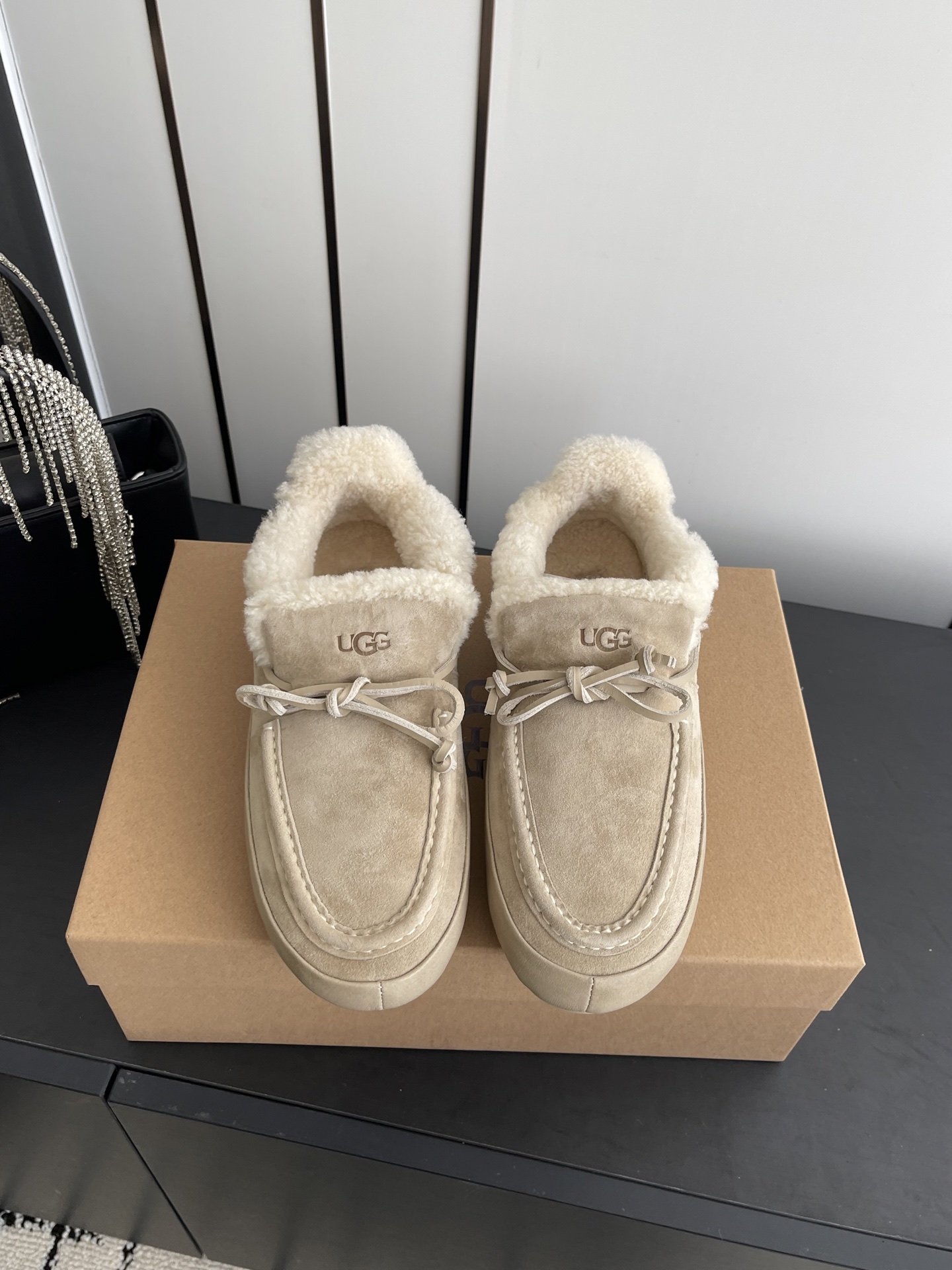 NO:668801,UGG snow boots, the latest style in autumn and winter, furry shoes, must-have furry shoes in autumn and winter. Real wool is super warm on the feet. A shoe that will not clash with clothes. Simple partition design. Logo embellishment in details, full of high-end sense. It can be worn with any pants or skirt. Very comfortable and good-looking on the feet. The sole is super light. The upper is high-mercerized cowhide and the lining is real wool. A proper height-increasing artifact. Original molded foam outsole.  Size 35-40 (40 customized), loafers, boots, skirts, cowhide19860909UGG雪地靴 秋冬最款新 毛毛鞋 秋冬必备毛毛鞋 真羊毛上脚超暖和 一款不会撞衫的鞋子 简约的隔板设计 细节处logo点缀高级感满满 无论什么裤子裙子都能驾驭 上脚非常舒适好看鞋底超级轻 鞋面高丝光牛皮 内里真羊毛 妥妥的增高神器 原版开模发泡大底 码数35-40（40订做）,乐福鞋毛毛鞋,loafers,boots,skirts,cowhide,Women's Shoes