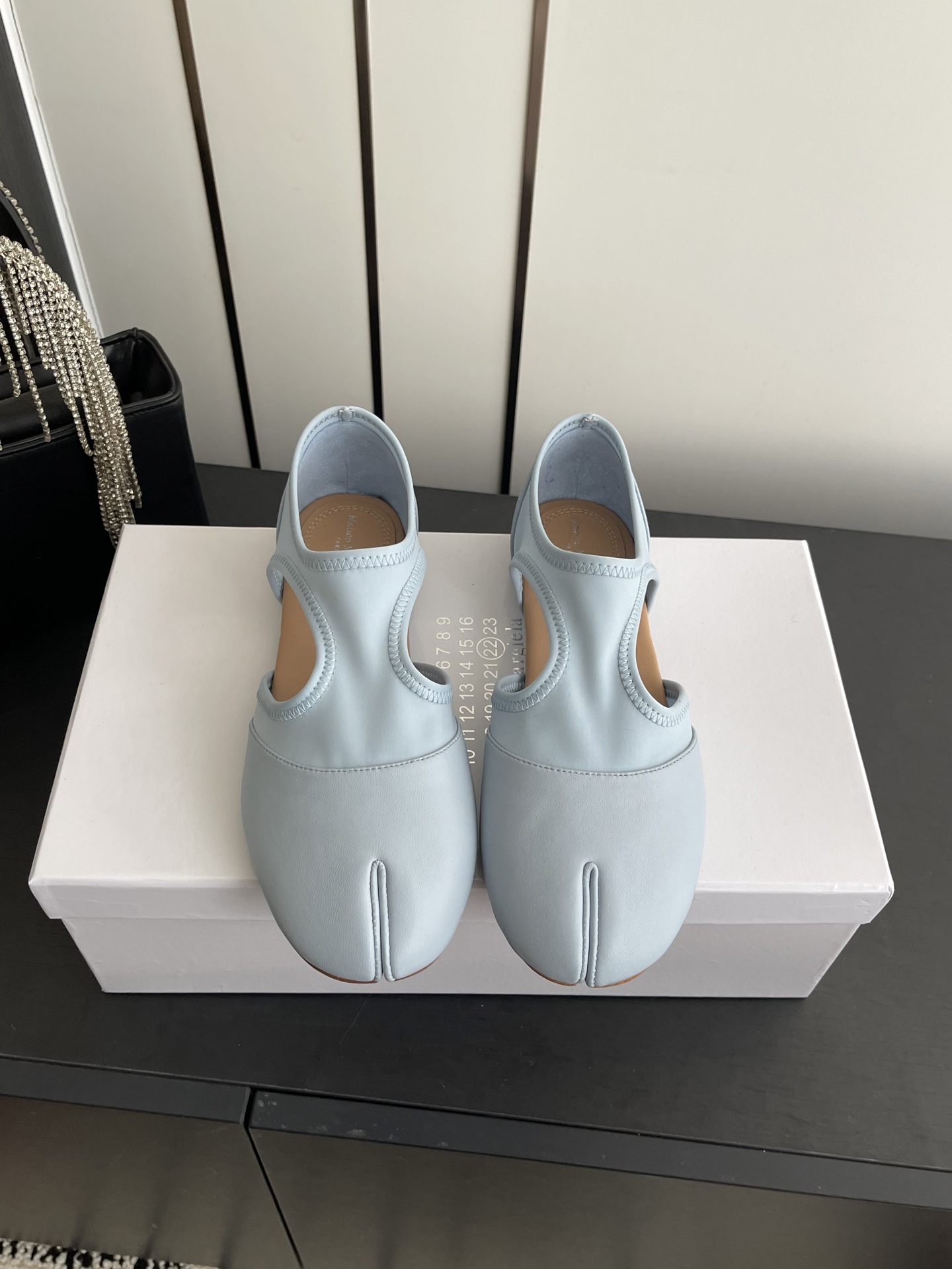 NO:679059,Maison Marginal Marginal 26ss early spring new style hollow Mary Jane ballet shoes Margiela designers are so talented. They use Lycra cloth and soft and delicate sheepskin as design elements to create shoes. The hollow shoes are capable and exquisite. They match short skirts and have sexy personality. Niche design shoes French flat shoes. The upper feet are comfortable and versatile. The fabric is made of original imported sheepskin/Lycra cloth. The lining is sheepskin. The sole is original and customized Italian genuine leather outsole.  Size 35-39 (40 customized), split-toe shoes, masion margiela, mary jane, skirts, sheepskin, Leather soles19860909Maison Marginal 马吉拉 26ss早春新款 中空 玛丽珍 芭蕾舞鞋 马吉拉设计师太有才了 采用了莱卡布碰撞柔软细腻的羊皮作为设计元素打造鞋品 中空鞋干练精致 搭配短裙 性感个性 小众设计鞋法式平底单鞋 上脚舒适百搭休闲 面料采用原版进口羊皮/莱卡布 内里垫脚羊皮 鞋底原版定制意大利真皮大底 码数35-39（40定做）,分趾鞋,masion margiela,mary jane,skirts,sheepskin,Leather soles,Women's Shoes