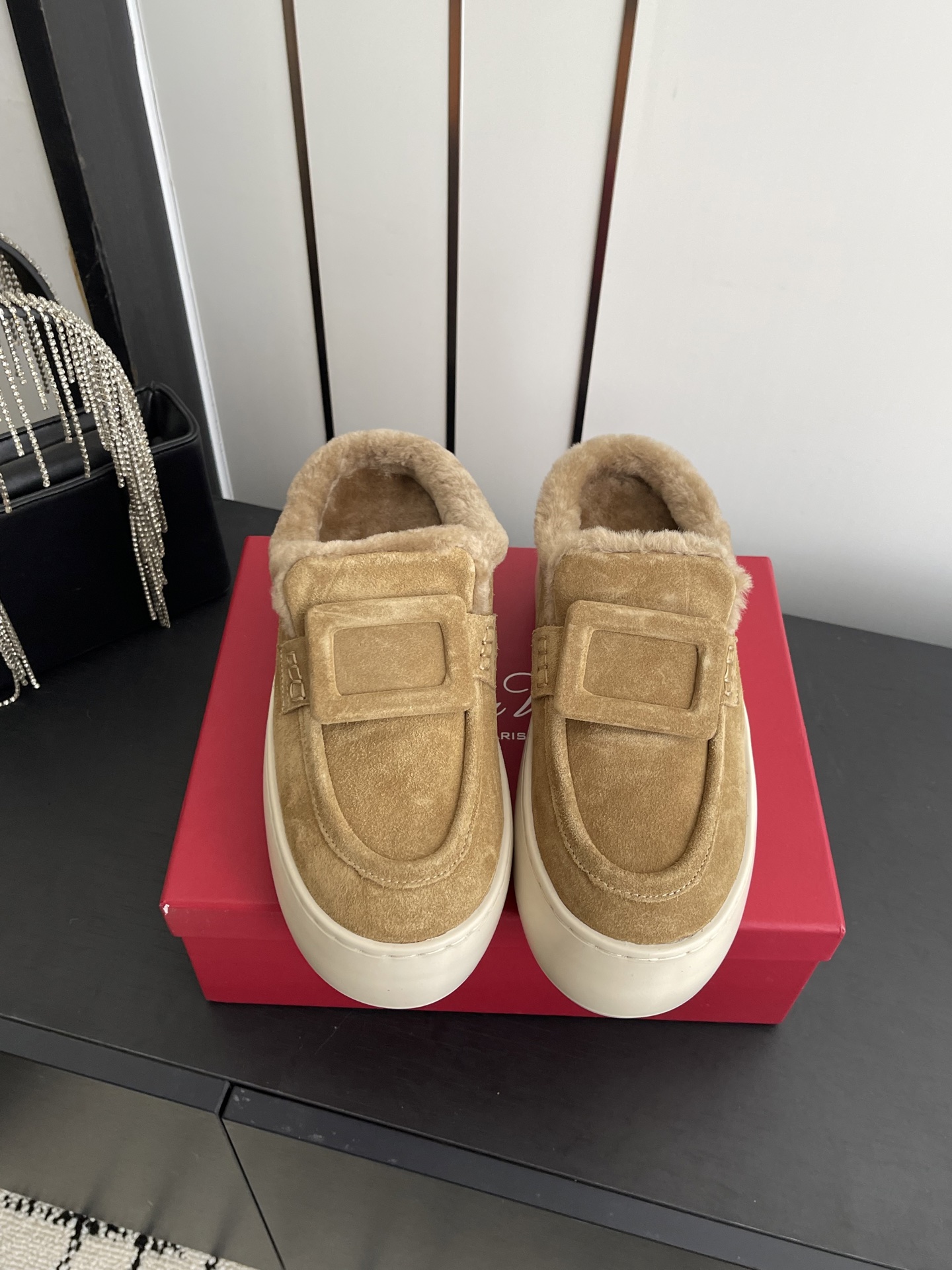 NO:679052,Roger Vivier 25ss new autumn and winter thick-soled fur shoes. The upper is made of suede calfskin. The interior is filled with sheep wool lining. It is thick, soft, skin-friendly and breathable. It has both warmth retention and foot feel. It is suitable for low-temperature environments in autumn and winter. The shoe body is decorated with the brand's classic square buckle decoration, which is a highly recognizable element of the brand. It exudes a sense of sophistication in simplicity. The thick-soled foam rubber sole can naturally increase the elongation ratio while maintaining lightness.  The shoe shape is a loose Muller semi-flip-flops style. It is easy to put on and take off without squeezing the feet. The color is a versatile color for autumn and winter. It can be worn in a variety of styles, such as knitted skirts and skirts. It takes into account daily commuting and light casual scenes. The upper is made of original imported high silk satin suede. The lining is wool. Thick sole 4.5cm. Original custom-made rubber foam outsole. Size 35-40 (40 custom-made), casual shoes/sports shoes, Roger  vivier,sneakers,skirts,cowhide19860909Roger Vivier 罗杰维维亚 25ss秋冬新款 厚底 毛毛鞋 鞋面是绒面小牛皮 内里填充绵羊毛衬里 厚实柔软且亲肤透气 兼顾保暖性与脚感 适合秋冬低温环境 鞋身点缀品牌经典方扣装饰 是品牌辨识度很高的元素 简约中透出精致感 厚底发泡橡胶鞋底 既能自然增高拉长比例 又保持了轻便性 鞋型是宽松的穆勒半拖款 穿脱方便且不挤脚 配色属于秋冬百搭色 能适配、针织裙、等多种穿搭 兼顾日常通勤与轻休闲场景 鞋面采用原版进口高丝光牛反绒 内里垫脚羊毛 厚底4.5cm 原版定制橡胶发泡大底 码数35-40（40定做）,休闲鞋/运动鞋,roger vivier,sneakers,skirts,cowhide,Women's Shoes