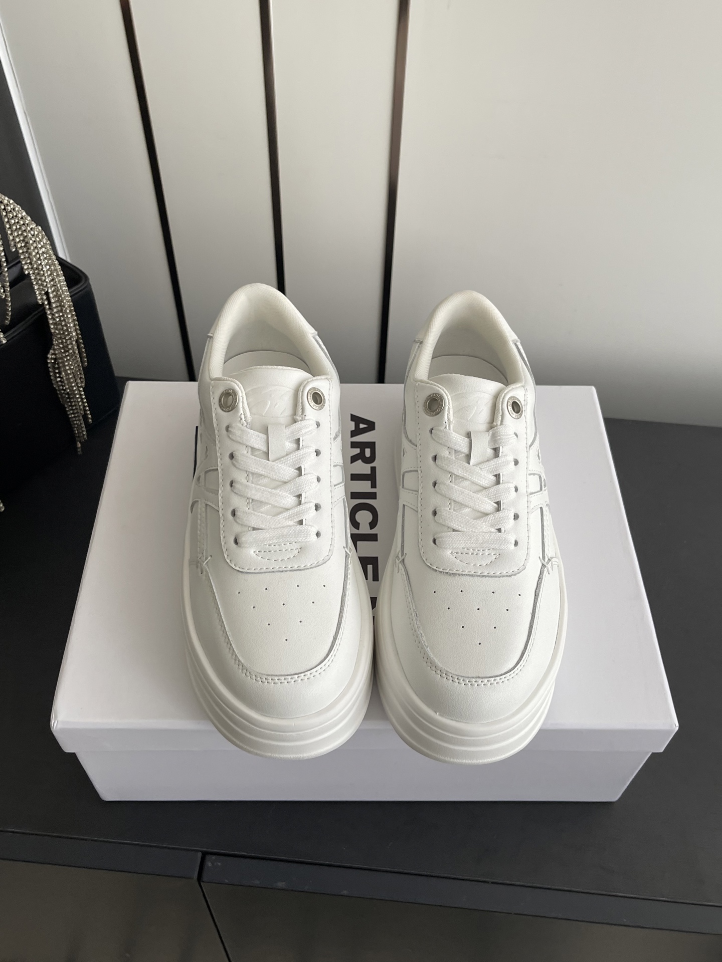 NO:679056,ARTICLE NO The latest spring and summer thick-soled sneakers from niche brands, white shoes and casual shoes. Super versatile. Pair with floor-length trousers and wide-leg pants. Thick-soled casual shoes are a must. They can be easily matched with many styles and looks. They look stylish with any clothes. This version can be said to be an excellent imitation. The round toe and thick sole design visually have the effect of heightening and slimming. The outsole height is 5CM and will not be bloated when worn.  Size 35-40 (40 customized), casual shoes/sports shoes, sneakers19860909ARTICLE NO 小众品牌春夏最新款厚底 小白鞋 休闲鞋  超级百搭款 搭配拖地裤 阔腿裤的一定入厚底休闲鞋 可以轻松搭配超多风格和造型 搭配任何衣服都炒鸡洋气 这款版型可以说是优秀模仿生了 圆圆的鞋头加厚底设计视觉上起到增高又显瘦的效果 大底高度5CM 穿上不臃肿 码数35-40（40定做）,休闲鞋/运动鞋,sneakers,Women's Shoes