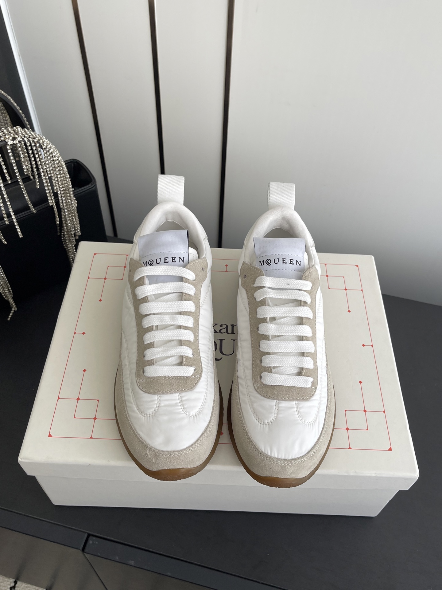 NO:679047,High version ALEXANDER MCQUEEN 2026ss latest Flexion series couples retro casual sports shoes running shoes white shoes Original purchase development and production This Flexion Off white tone suede leather low-top sports shoes, the light sole is extremely comfortable and highlights the charm of sports style. It can add fashionable temperament to all kinds of casual looks. Fabric: Original customized imported cloth + high mercerized suede Inner: Imported sheepskin Sole:  Original open molded outsole, women's size 35-40, men's size 40-45 (women's 40, men's 45 customized), casual shoes/sports shoes, alexander mcqueen, off white, sneakers, sheepskin19860909高版本 ALEXANDER MCQUEEN 亚历山大·麦昆 2026ss最新 Flexion系列情侣款复古休闲运动鞋 跑步鞋 小白鞋 原版购入开发 做货 这款Flexion Off white色调反绒皮革低帮运动鞋,轻盈的鞋底舒适非凡,彰显运动风格的魅力.可为各式休闲造型增添时尚气质 面料 : 原版定制进口布面+高丝光反绒皮 内里 : 进口羊皮 鞋底 : 原版开模大底 码数女款35-40 男款40-45（女40 男45订做）,休闲鞋/运动鞋,alexander mcqueen,off white,sneakers,sheepskin,Women's Shoes