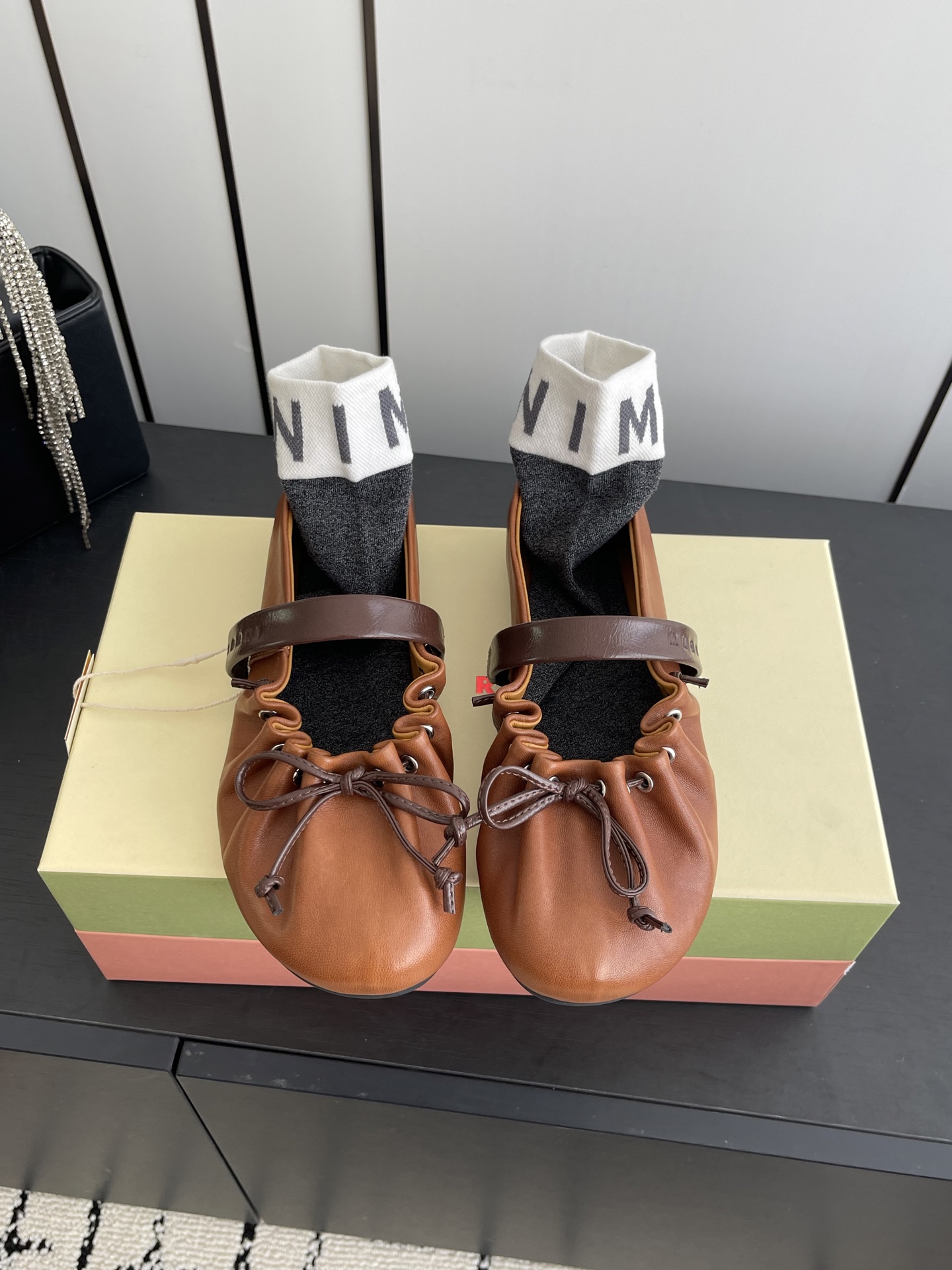 NO:679043,Marni Mani's 2026ss spring and summer new pleated bow Mary Jane ballet shoes flat shoes slip-on slip-on shoes with a unique one-piece pleated upper design, showing a feminine style. From gorgeous skirts to smart and simple trousers. This pair of ballet shoes can handle everything, making itself the highlight of the look. The overall lines of the shoe body are beautiful and the upper feet are very comfortable!  Imported first-layer cowhide for the upper, imported sheepskin for the feet, original outsole, size 35-39 (custom-made for 40), ballet shoes, marni, mary jane, flats, skirts, cowhide, sheepskin19860909Marni 玛尼 2026ss春夏新款褶皱蝴蝶结玛丽珍芭蕾舞鞋 平底鞋一脚蹬懒人鞋别致的一体褶皱鞋面设计,展露柔美风情.从华丽的裙装,到干练简洁的裤装.这双芭蕾舞鞋无一不能驾驭,妥妥的让自己成为造型的亮点.鞋身整体线条优美,上脚非常舒适！ 鞋面进口头层牛皮 垫脚进口羊皮 大底原版大底 码数35-39（40定做）,芭蕾舞鞋,marni,mary jane,flats,skirts,cowhide,sheepskin,Women's Shoes