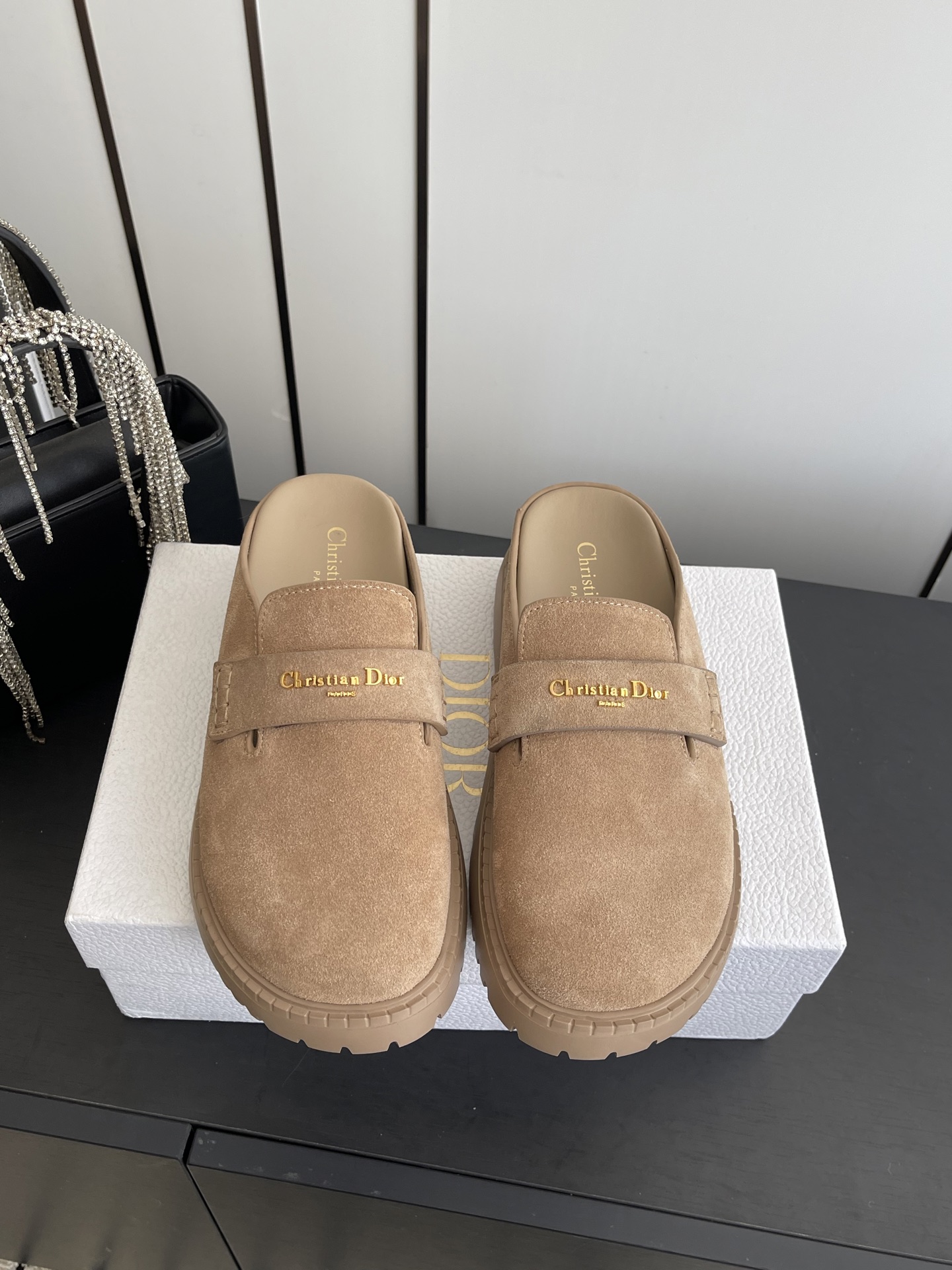 NO:679042,Dior Dior 26ss new spring and summer D-Boy mules, thick-soled casual slippers. This Dior Boy mules, a new product in the early spring ready-to-wear series, cleverly combine the casual silhouette of clogs with Dior's haute couture style classic logo. It is equipped with a round toe. The upper is embellished with a gold-toned Christian Dior Paris logo to enhance the style. The thick tonal notch sole design is fashionable and comfortable. The upper is customized with high mercerized suede. The inner lining is sheepskin. Original open-molded rubber outsole.  Size 35-41 (40.41 customized), half drag, dior, dior, slippers, sheepskin19860909Dior 迪奥 26ss春夏新款 D-Boy穆勒鞋 厚底休闲拖鞋 这款Dior Boy穆勒鞋 早春成衣系列新品 将木底鞋的休闲廓形与Dior的高订风格经典标识巧妙结合 搭配圆形鞋头 鞋面点缀以金色调Christian Dior Paris标志提升格调 厚实的同色调凹口鞋底设计时尚舒适 鞋面定制高丝光牛反绒 内里垫脚羊皮 原版开模橡胶大底 码数35-41（40.41定做）,半拖,dior,dior,slippers,sheepskin,Women's Shoes