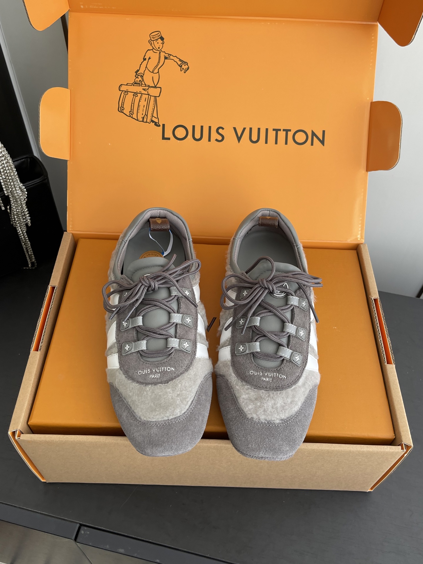 NO:679036,Women's Men's Louis Vuitton Louis Vuitton spring and summer Sneakerina series Ballet sneakers Moral training shoes Couple's Sneakerina Ballet style sneakers are made of silky suede cow leather to create smooth lines. They have the light structure of ballet shoes and the comfortable texture of sneakers. LV logo on the side. Monogram canvas back strap with rich details. Sacchetto craftsmanship and TPU outsole upgrade for a soft wearing experience. Three accessories. Match as you like.  Fabric Original customized imported first-layer cowhide Lining Original customized breathable mesh lining Original molded outsole Injection-molded TPU material Size: 35-45 (40 for women, 45 for men, customized), casual shoes/sports shoes, louis vuitton, louis vuitton, louis vuitton, louis vuitton, sneakers, cowhide19860909女款 男款Louis Vuitton 路易威登驴牌春夏Sneakerina系列 芭蕾运动鞋 德训鞋 情侣款 Sneakerina 芭蕾风运动鞋以丝滑绒面牛皮革塑造流畅线条 兼具芭蕾舞鞋的轻盈构型和运动鞋的舒适质感 侧面 LV 标识Monogram 帆布后袢带丰富细节 Sacchetto 工艺和 TPU 外底升级轻柔穿着体验 三款配饰 随意搭配 面料 原版定制进口头层牛皮 内里 原版定制透气网里原版开模大底 注塑TPU材质 码数: 35-45（女40 男45 定做）,休闲鞋/运动鞋,louis vuitton,louis vuitton,louis vuitton,louis vuitton,sneakers,cowhide,Women's Shoes