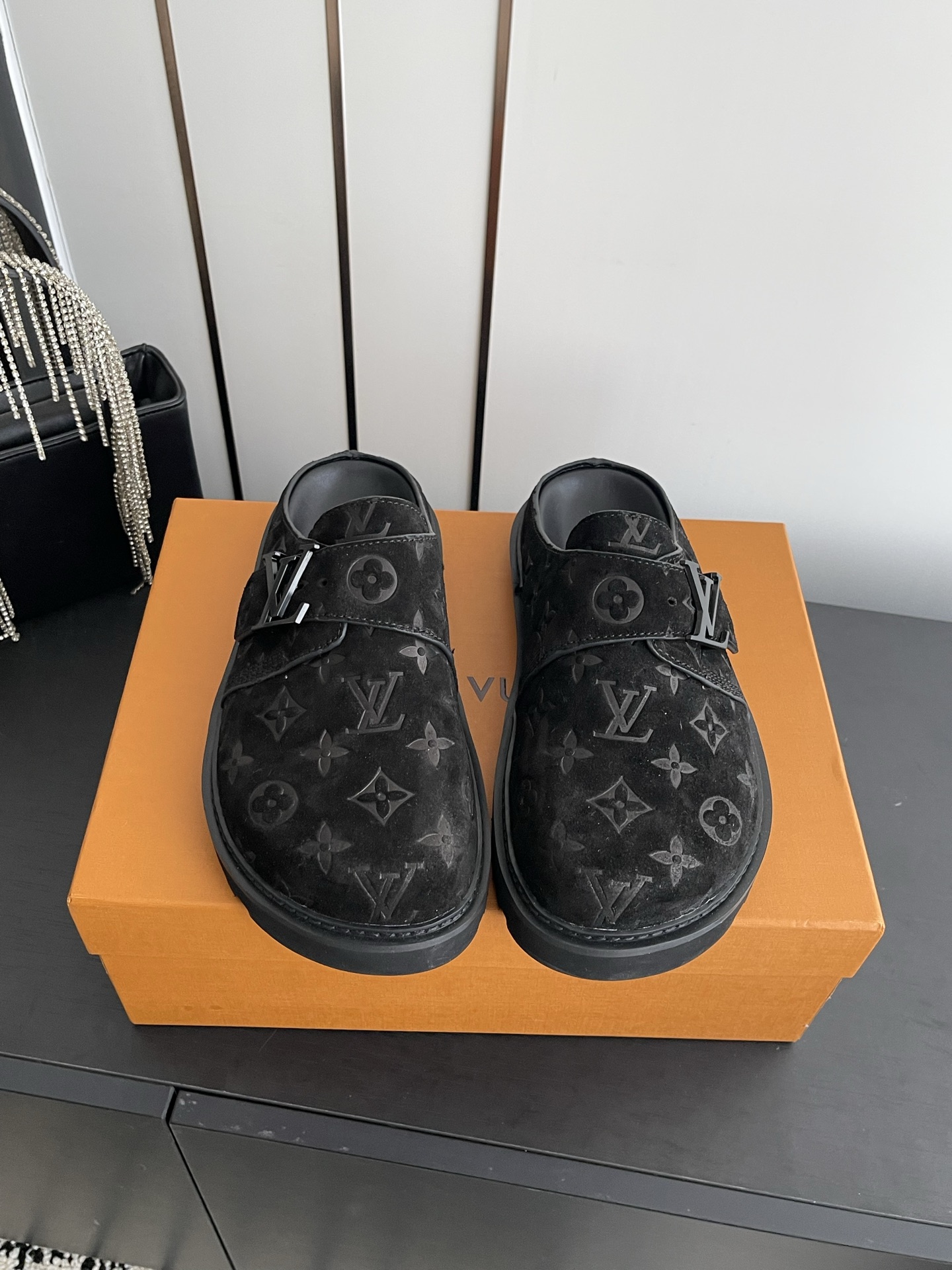 NO:679062,Louis Vuiton Louis Vuitton's new LV Easy series Birkenstock embossed buckle half slipper sandals. The top version is purchased from the original version, developed and manufactured. This LV half slipper is made of suede cow leather, with a Monogram pattern to highlight the trendy style. The tough insole and micro outsole provide a light and comfortable experience!  The fabric is original custom-made first-layer cowhide. The lining is original imported soft sheepskin. The sole is original open-molded non-slip material. The bottom thickness is about 4cm. The size is 35-45 (40 for women and 45 for men), half drag, louis vuitton, louis vuitton, louis vuitton, slippers, cowhide, sheepskin.19860909Louis Vuiton 路易威登 新款 LV Easy系列勃肯圆头压花饰扣半拖鞋凉拖 顶级版本原版购入开发做货 这款LV半拖鞋取材绒面牛皮革,以Monogram图案彰显潮流风范.韧性鞋垫和微型外底实现轻盈舒适体验！ 面料原版定制头层牛皮 内里原版进口柔软羊皮 鞋底原版开模防滑防滑材质 底厚约4cm 码数35-45（女40 男45定做）,半拖,louis vuitton,louis vuitton,louis vuitton,slippers,cowhide,sheepskin,Women's Shoes