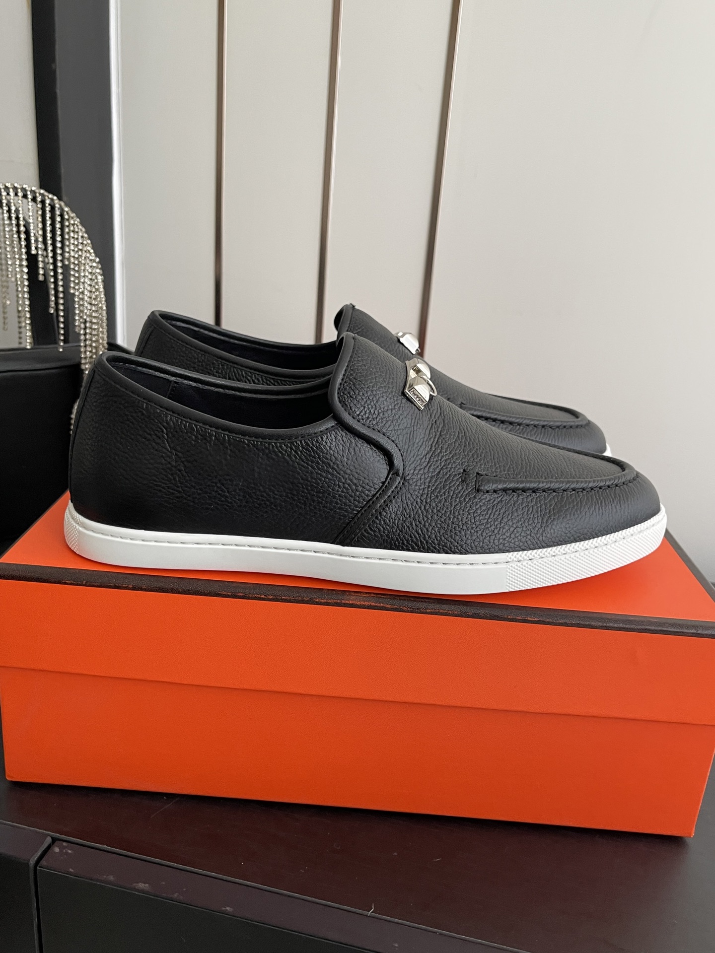 NO:679251,Women's Men's Hermes 25ss new loafers slip-on This Julian series calfskin and suede goatskin lace-up-free sneakers are decorated with iconic 'H' details. The design is simple and smooth, creating a fashionable urban look, comfortable and versatile. The H family classic is timeless. The material is original frosted cowhide, the lining is imported soft sheepskin, the sole is original molded sole, the size is 35-46 (women's 40  Men's 45.46 custom-made), loafers, hermes, hermes, loafers, sneakers, cowhide, sheepskin, chamois leather19860909女款 男款Hermes 爱马仕 25ss新款 乐福鞋 一脚蹬 这款Julian系列小牛皮和麂皮山羊皮免系带运动鞋,饰有标志性“H”细节.设计简约流畅,打造时尚都市造型 舒适百搭 H家经典不过时. 面料原版磨砂牛皮 内里进口柔软羊皮 鞋底原版开模鞋底 码数35-46(女40 男45.46订做）,乐福鞋,hermes,hermes,loafers,sneakers,cowhide,sheepskin,chamois leather,Women's Shoes
