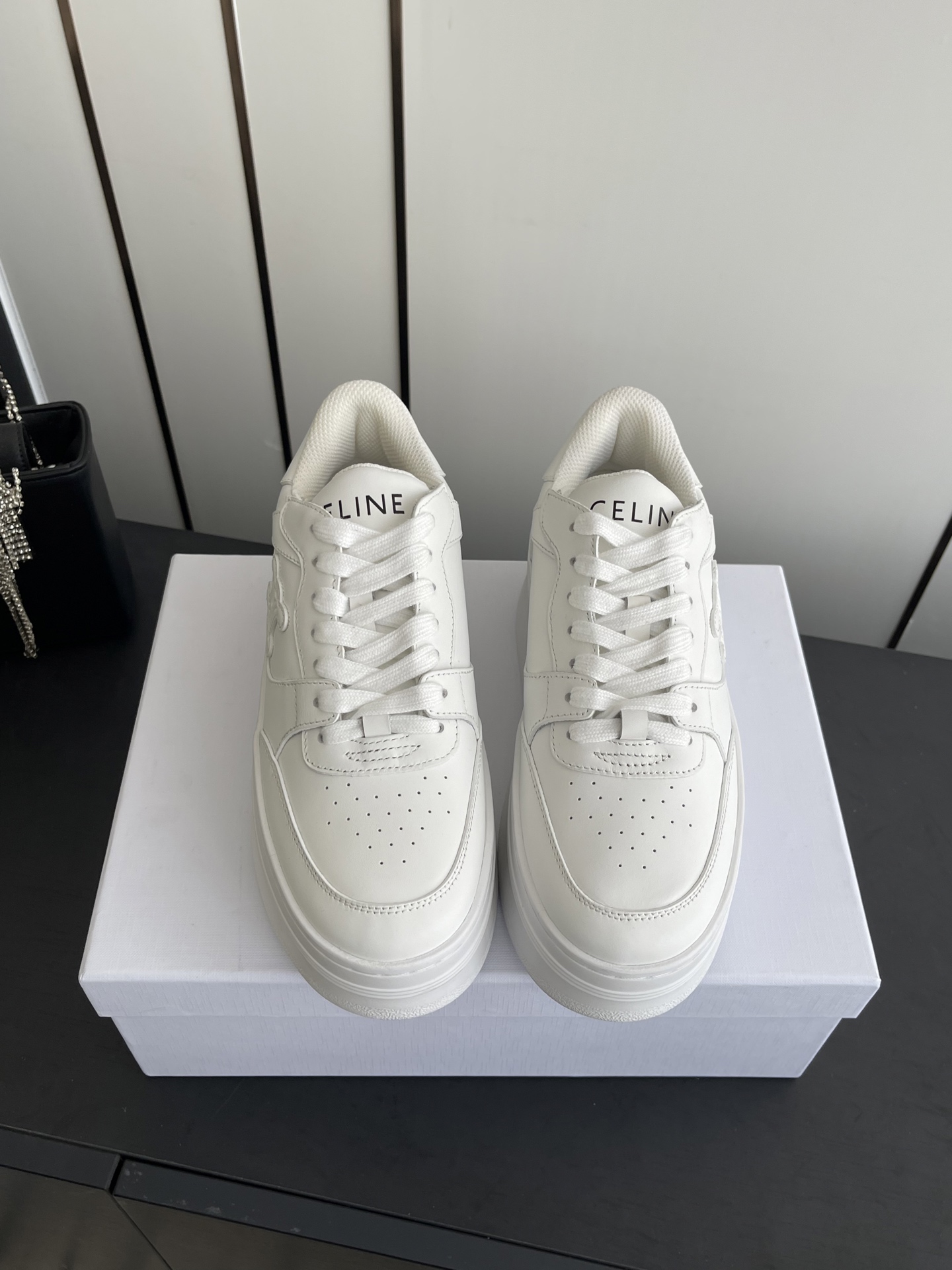 NO:679243,CELINE Celine New Color CELINE RUNNER Sneakers with CELINE logo on the tongue and back of the shoe CELINE logo embossed on the back and side of the shoe Thick-soled bread shoes 2025 spring and summer new women's Arc de Triomphe logo laces are simple and comfortable, clean and neat, increase height and show slender legs Whether worn alone or paired with wide-leg pants, the high street and retro are together to make CELINE girls. The upper is cowhide and suede. The lining is original mesh cloth. Outsole. Rubber outsole.  Size 35-40 (40 customized), casual shoes/sports shoes, celine, celine, sneakers, cowhide19860909CELINE 赛琳 新色 CELINE RUNNER 动鞋鞋舌和鞋后帮饰有CELINE标志运动鞋 鞋后帮和侧面压印CELINE标志 厚底面包鞋2025春夏新款女凯旋门徽标系带简单舒服,干净利落,增高显腿细 无论是单穿还是搭配阔腿裤,高街又复古一起来做CELINE女孩 鞋面头层牛皮牛反绒 内里原版网布 大底橡胶大底 码数35-40（40订做）,休闲鞋/运动鞋,celine,celine,sneakers,cowhide,Women's Shoes