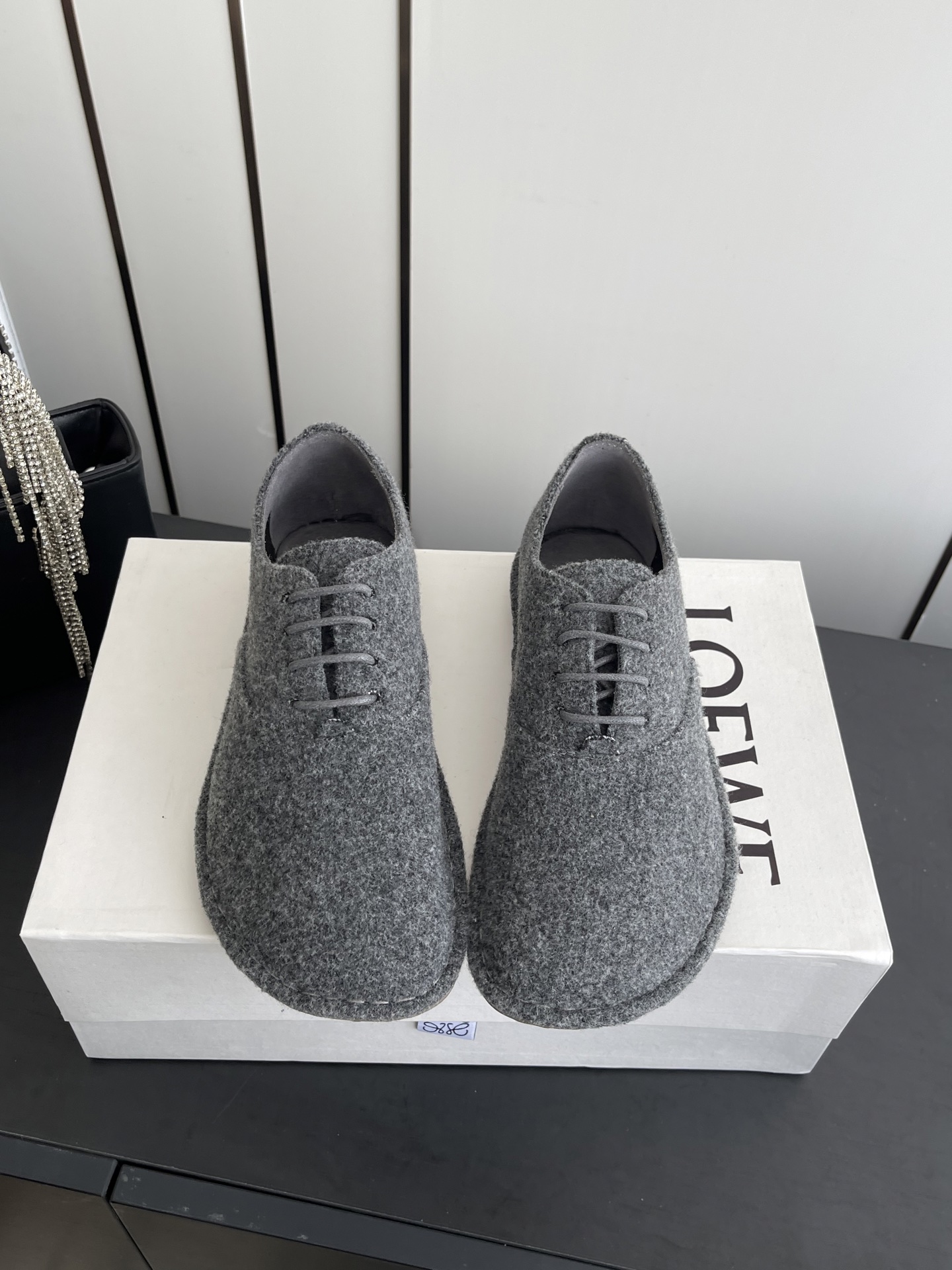 NO:679237,LOEWE 25ss new autumn and winter baby toe loafers with laces. Simple and fashionable, timeless and timeless. They are a classic that will never fade away in the fashion circle. The retro British style allows you to wear a different temperament. The original lasts are matched to the counter and are fully packaged!  Fabric Imported suede original molded fabric Lining sheepskin lining Original molded wear-resistant velvet ultra-light outsole Size 35-41 (customized 40 41), casual shoes/sports shoes, loewe, loewe, loafers, sneakers, sheepskin, chamois leather19860909LOEWE 罗意威 25ss 秋冬新款 娃娃头 鞋带乐福鞋 简约大气时髦 耐看不过时 是时尚圈永不退潮的经典所在 复古的英伦风格 让你穿出不一样的气质.对版原版楦头 专柜全套包装！ 面料进口麂皮原版开模布料 内里羊皮内里 鞋底原版开模耐磨绒超轻大底 码数35-41（40 41订做）,休闲鞋/运动鞋,loewe,loewe,loafers,sneakers,sheepskin,chamois leather,Women's Shoes