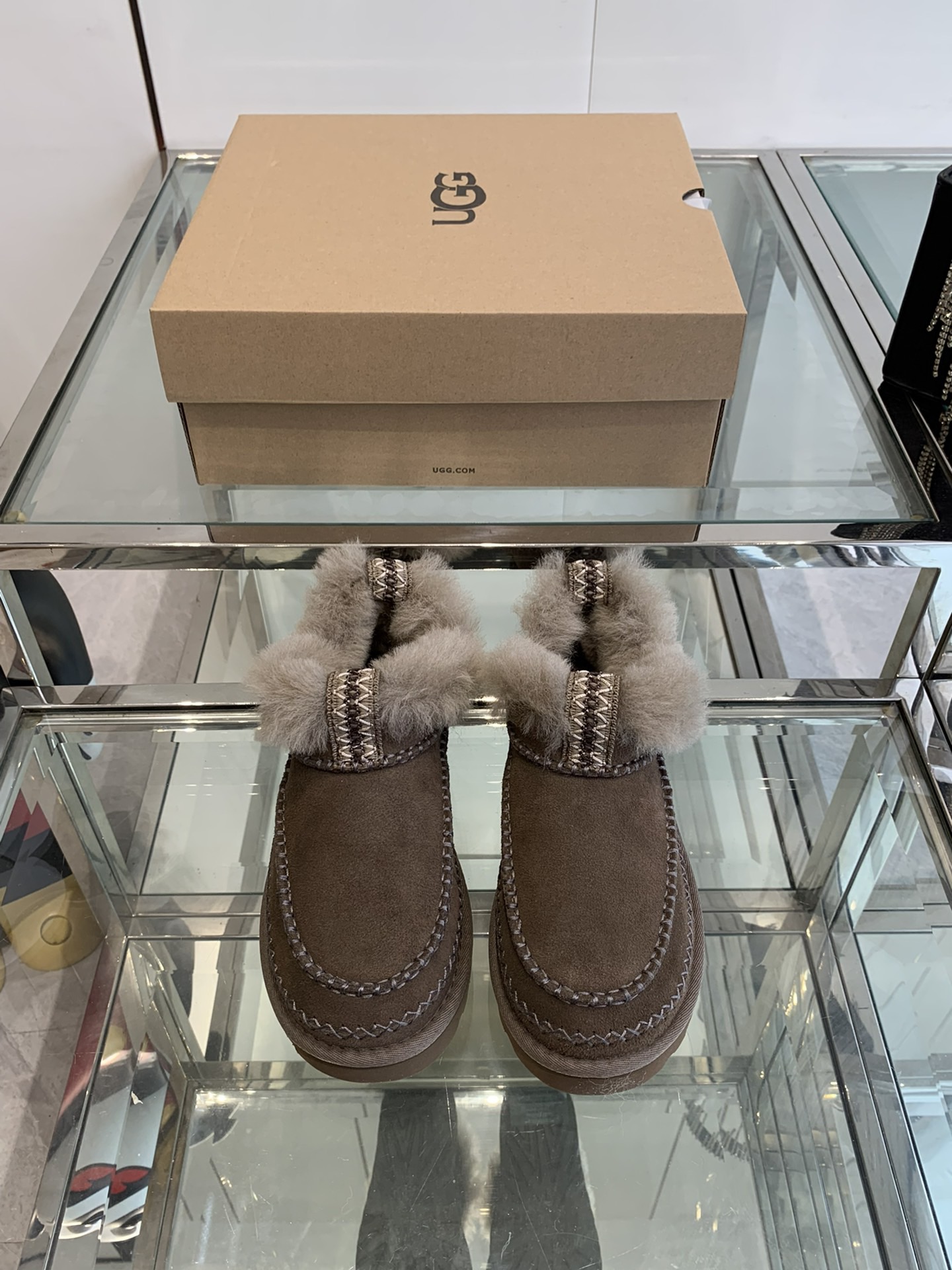 NO:679585,UGG brand new shoes, special price, clearance, no refunds, no exchanges, first come first served, remaining sizes 35/3 36/5 37/7 39/3 40/1, snow boots, boots19860909UGG 全新鞋子特价清货不退不换先报先得 剩余码数35/3 36/5 37/7 39/3 40/1,雪地靴,boots,Women's Shoes