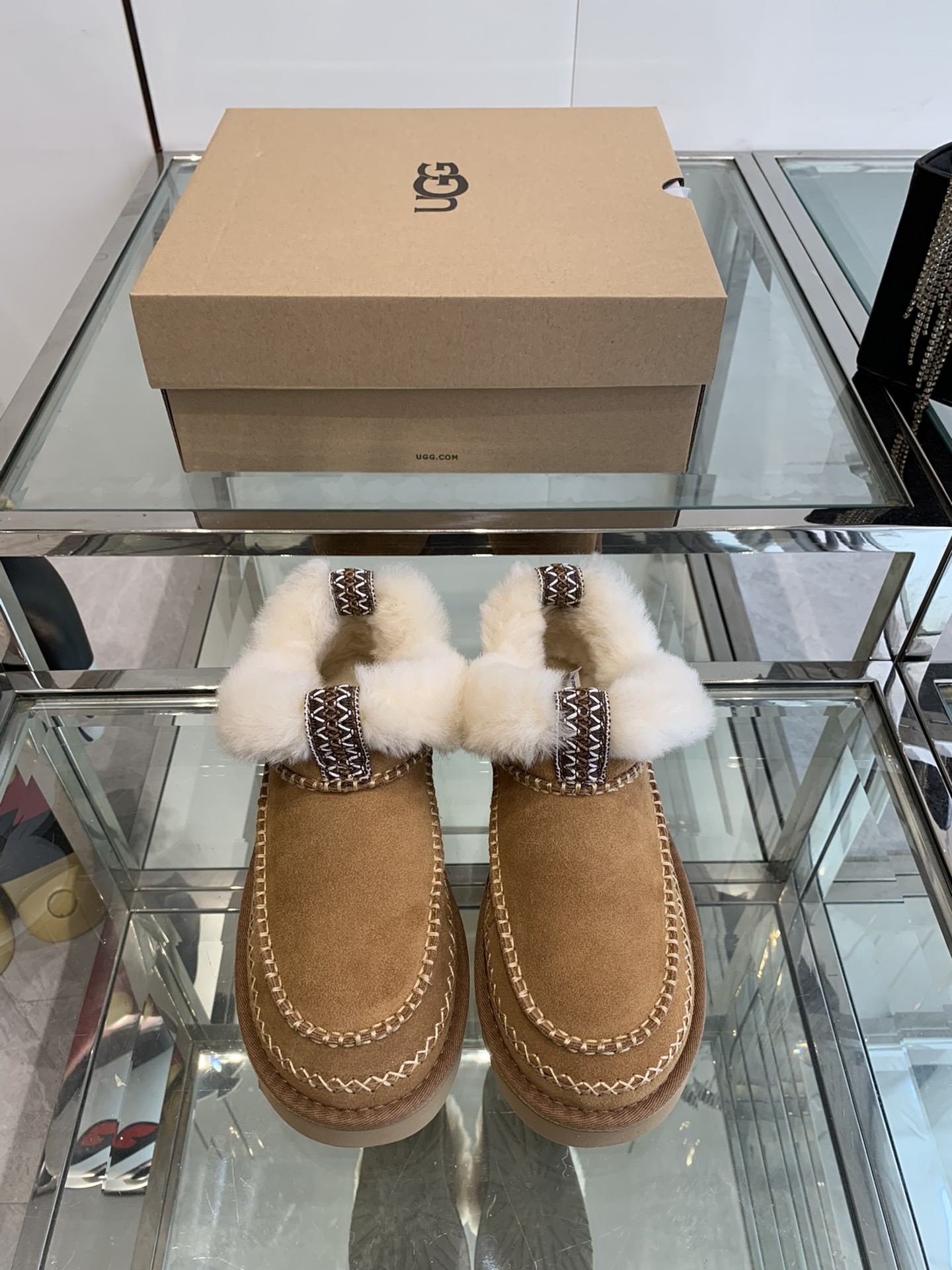 NO:679590,UGG brand new shoes, special price, clearance, no refunds, no exchanges, first come first served, remaining sizes 36/7 37/4 38/4 39/4 40/4, snow boots, boots19860909UGG 全新鞋子特价清货不退不换先报先得 剩余码数36/7 37/4 38/4 39/4 40/4,雪地靴,boots,Women's Shoes