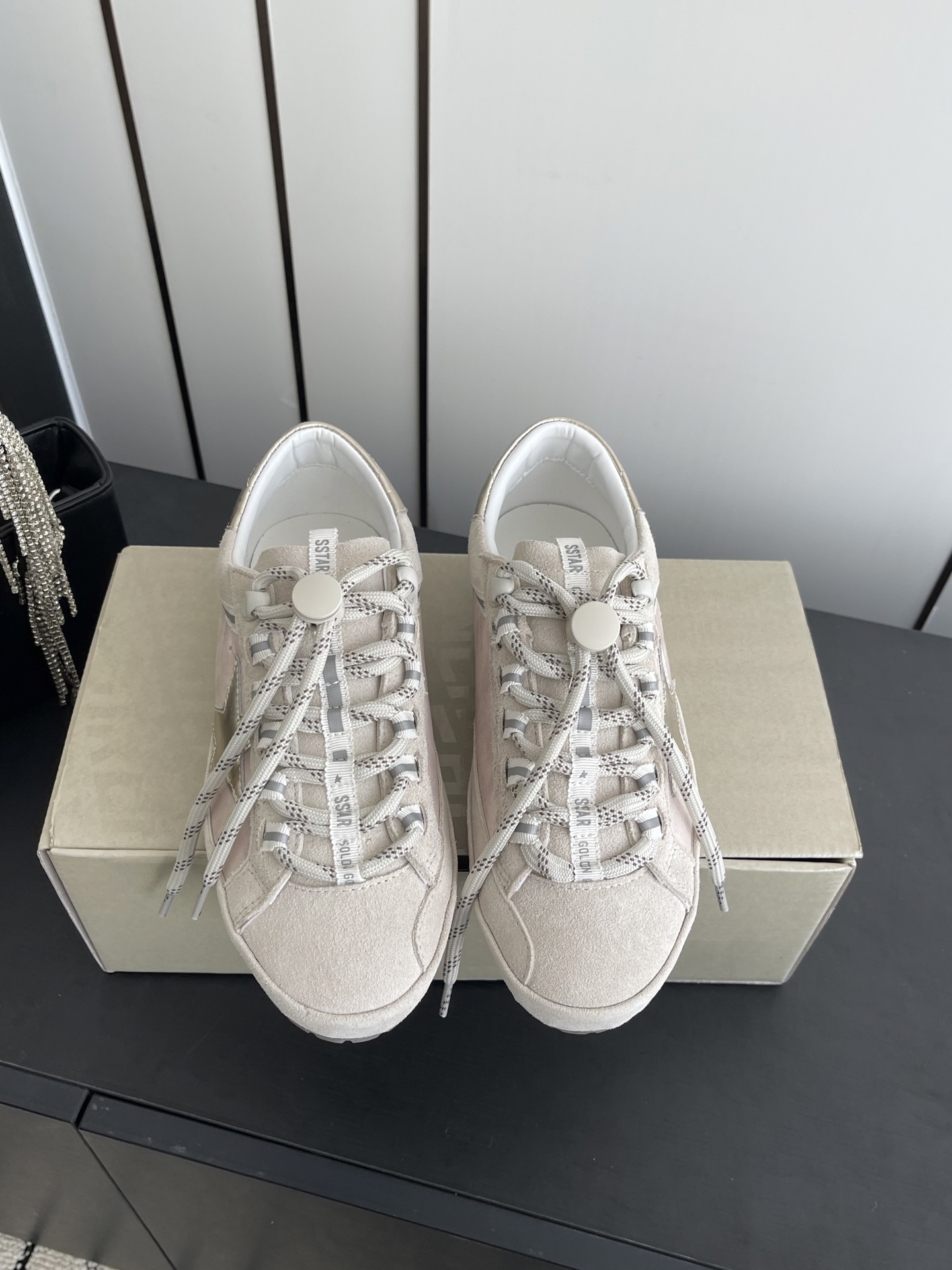 NO:680005,GGDB casual dirty shoes, versatile two-wear casual shoes, Dexun shoes pursue 'perfect imperfection', the brand's iconic live-in traces of time, daily processing and unique stars, which are the perfect combination of Italian handcraftsmanship and classic appearance. They are not only easy to wear and highly recognizable, but also express a true and free attitude. They do not deliberately pursue spotless, casual and unruly traces but are more comfortable and comfortable. Upper imported cowhide/nubuck leather, lining calfskin  Outsole molded outsole Size 35-41 (40.41 customized), casual shoes/sports shoes, sneakers, cowhide19860909GGDB 休闲小脏鞋 百搭两穿休闲鞋 德训鞋 追求“完美的不完美”、品牌标志性的lived-in 岁月留痕,做|日处理和独特的星星,是意大利手作工艺与经典外观的完美结合,不仅好穿辨识度高,表达了一种真实自由的态度,不刻意去追求一尘不染,随性不羁的痕迹反而更舒适自在 鞋面进口牛皮/磨砂皮 内里小牛皮 大底开模大底 码数35-41（40.41订做）,休闲鞋/运动鞋,sneakers,cowhide,Women's Shoes