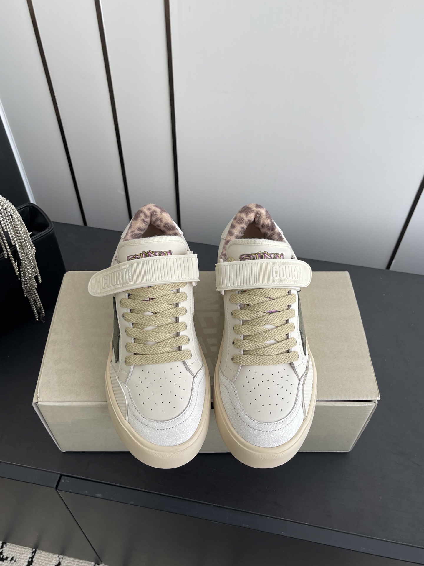 NO:680007,GGDB Golden Goose's latest thick-soled casual shoes, moral training shoes, many celebrity Internet celebrities, the most popular design at the moment, star logo embellishment, full of brand sense, a shoe that is easy to match, feels super comfortable on the feet, breaks the traditional aesthetic, small dirty shoes can be used on celebrities' private shoes for demonstration, they are so versatile, you no longer have to worry about washing shoes, original custom cowhide upper, mixed sheepskin lining, original molded non-slip outsole  Size 35-40 (40.41 customized), casual shoes/sports shoes, sneakers, cowhide, sheepskin19860909GGDB Golden Goose最新款 厚底 休闲鞋 德训鞋 超多明星网红种草 当下最流行的设计 星星logo点缀 品牌感拉满 超好搭配的一款鞋子 脚感超级舒服 打破传统审美 小脏鞋做到了明星私服上脚示范 就是这么百搭 再也不用担心洗鞋的问题啦 鞋面原版定制牛皮 内里混种羊皮 大底原版开模防滑大底 码数35-40（40.41定做）,休闲鞋/运动鞋,sneakers,cowhide,sheepskin,Women's Shoes