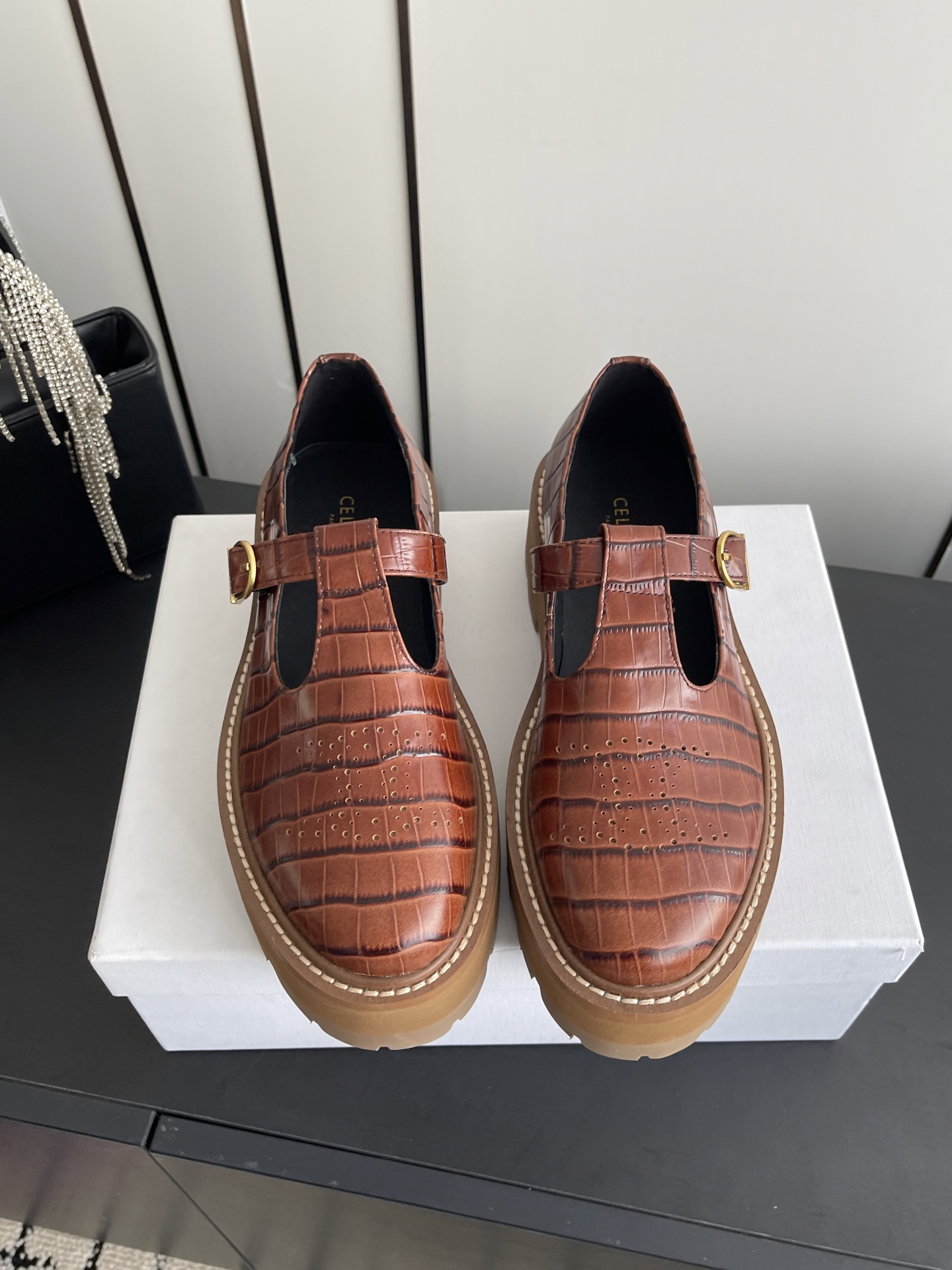 NO:681881,Celine Celine 26ss new style Mary Jane tassel mules loafers. Celine this season is really open and unique. This year you must buy a pair of Celine loafers. It is a retro style classic. Super versatile, simple and elegant. It can be matched casually with skirts and trousers. It is a perfect match and shows its brand atmosphere. The fabric is imported first-layer cowhide/patent leather. The lining is imported sheepskin. The outsole is the original outsole.  Size 35-40 (40 customized), loafers, celine, celine, loafers, mary jane, skirts, cowhide, sheepskin19860909Celine 赛琳 26ss新款 玛丽珍 流苏 穆勒 乐福鞋 这一季的赛琳真的是开了挂、太有特色了 今年必须要入手一双celine乐福鞋 ,复古风经典款 超级百搭 简单大气 无论裙装裤装都能随意搭配 妥妥的颜霸 无不彰显它的品牌气息 面料进口头层牛皮/漆皮 内里进口羊皮 大底原版大底 码数35-40（40订做）,乐福鞋,celine,celine,loafers,mary jane,skirts,cowhide,sheepskin,Women's Shoes