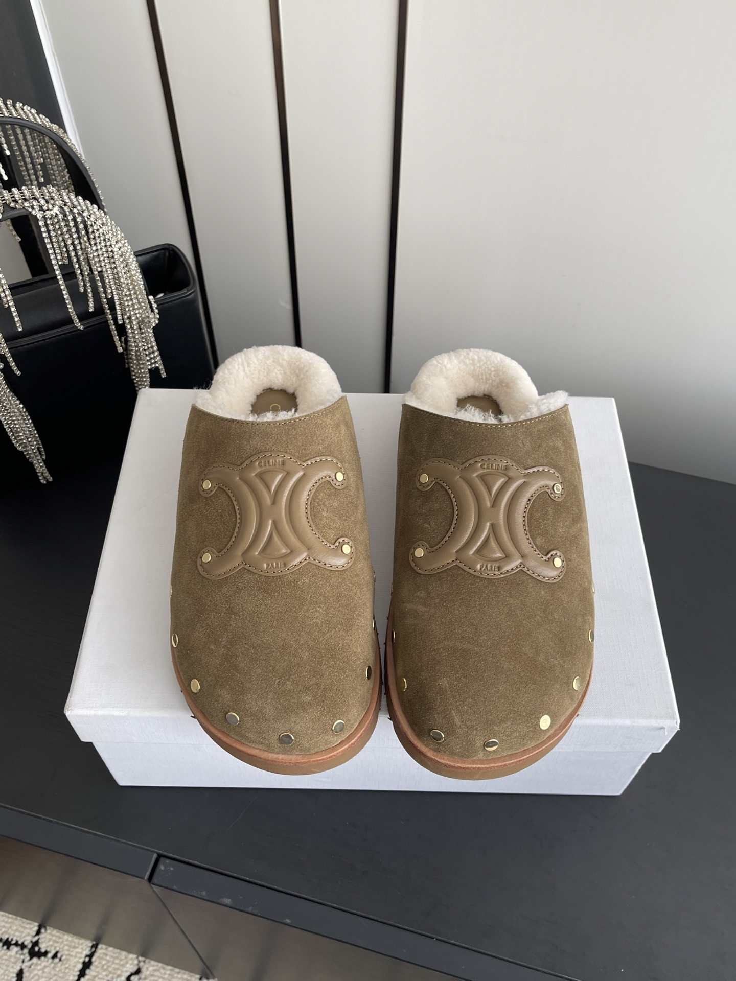 NO:681871,Celine Celine 26ss early spring new model, velvet Birkenstock, half drag, Mule drag, full of high-end sense, internet celebrity ins planting tool, very retro style, full of aura. The design style is very novel, high-end and very comfortable. The embossed Celine logo highlights the brand charm, and the cowhide fabric is super soft and comfortable. The fabric is made of original imported high mercerized cow suede/cow leather. The lining is made of wool. The outsole is original and customized with Italian rubber outsole.  Size 35-40 (40 customized), half drag, celine, celine, cowhide19860909Celine 赛琳 26ss早春新款 绒里 勃肯 半拖 穆勒拖 高级感十足 网红ins种草神器、非常复古风、气场十足单品 设计风格非常新颖、高档且非常舒适.压印Celine标志彰显品牌魅力,牛皮面料超级柔软舒适度很好 面料采用原版进口高丝光牛反绒/牛皮 内里垫脚羊毛 大底原版定制意大利橡胶大底 码数35-40（40订做）,半拖,celine,celine,cowhide,Women's Shoes