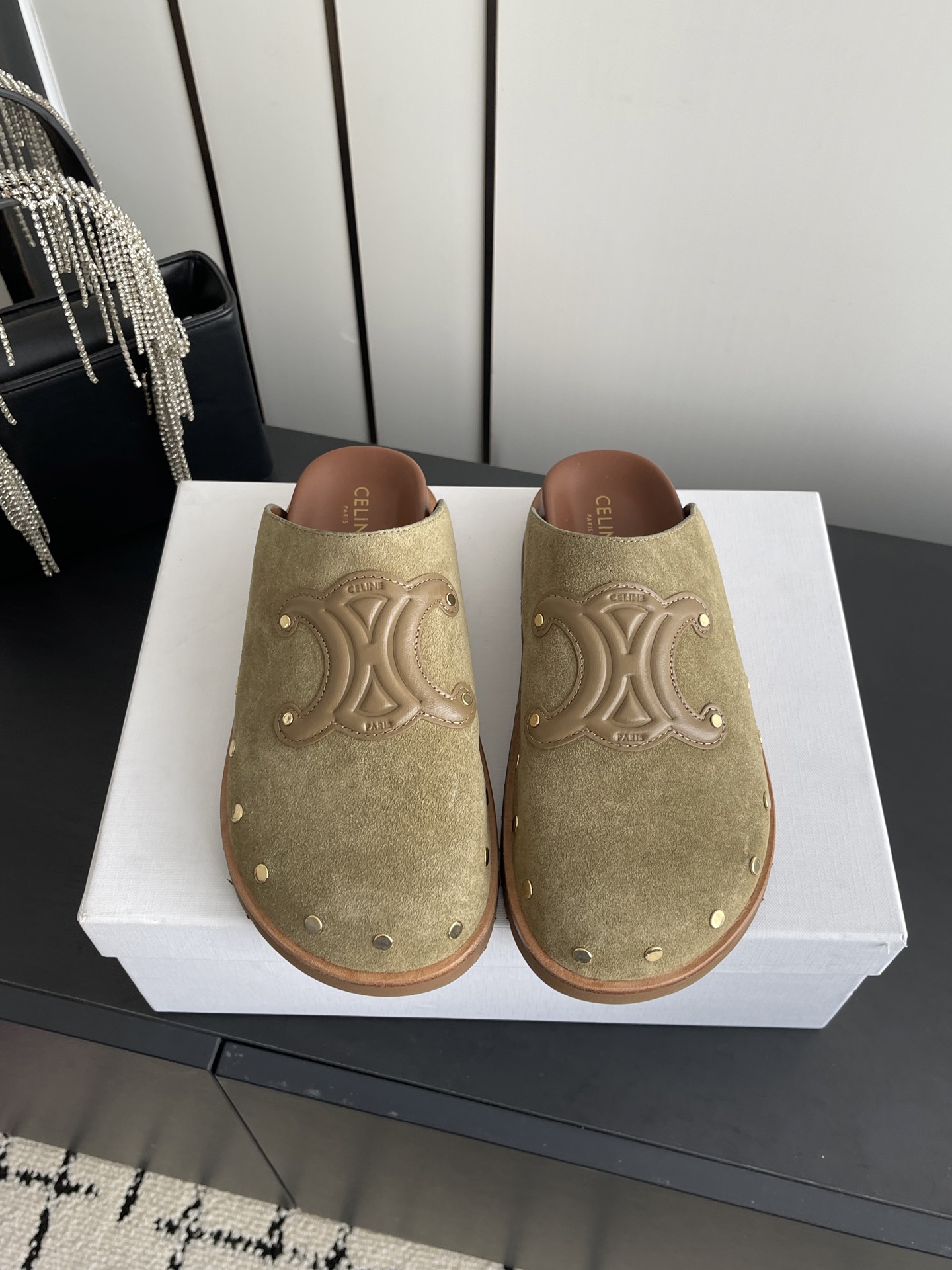 NO:681879,Celine Celine 26ss early spring new style Birkenstock half drag Mule drag with full sense of luxury. Internet celebrity ins planting tool, very retro style, full of aura. The design style is very novel, high-end and very comfortable. The embossed Celine logo highlights the brand charm, and the cowhide fabric is super soft and comfortable. The fabric is imported from the original high mercerized cow suede/cowhide. The inner lining is mixed sheepskin. The outsole is Italian rubber outsole.  Size 35-40 (40 customized), half drag, celine, celine, cowhide, sheepskin19860909Celine 赛琳 26ss早春新款 勃肯 半拖 穆勒拖 高级感十足 网红ins种草神器、非常复古风、气场十足单品 设计风格非常新颖、高档且非常舒适. 压印Celine标志彰显品牌魅力,牛皮面料超级柔软舒适度很好 面料原版进口高丝光牛反绒/牛皮 内里垫脚混种羊皮 大底意大利橡胶大底 码数35-40（40订做）,半拖,celine,celine,cowhide,sheepskin,Women's Shoes