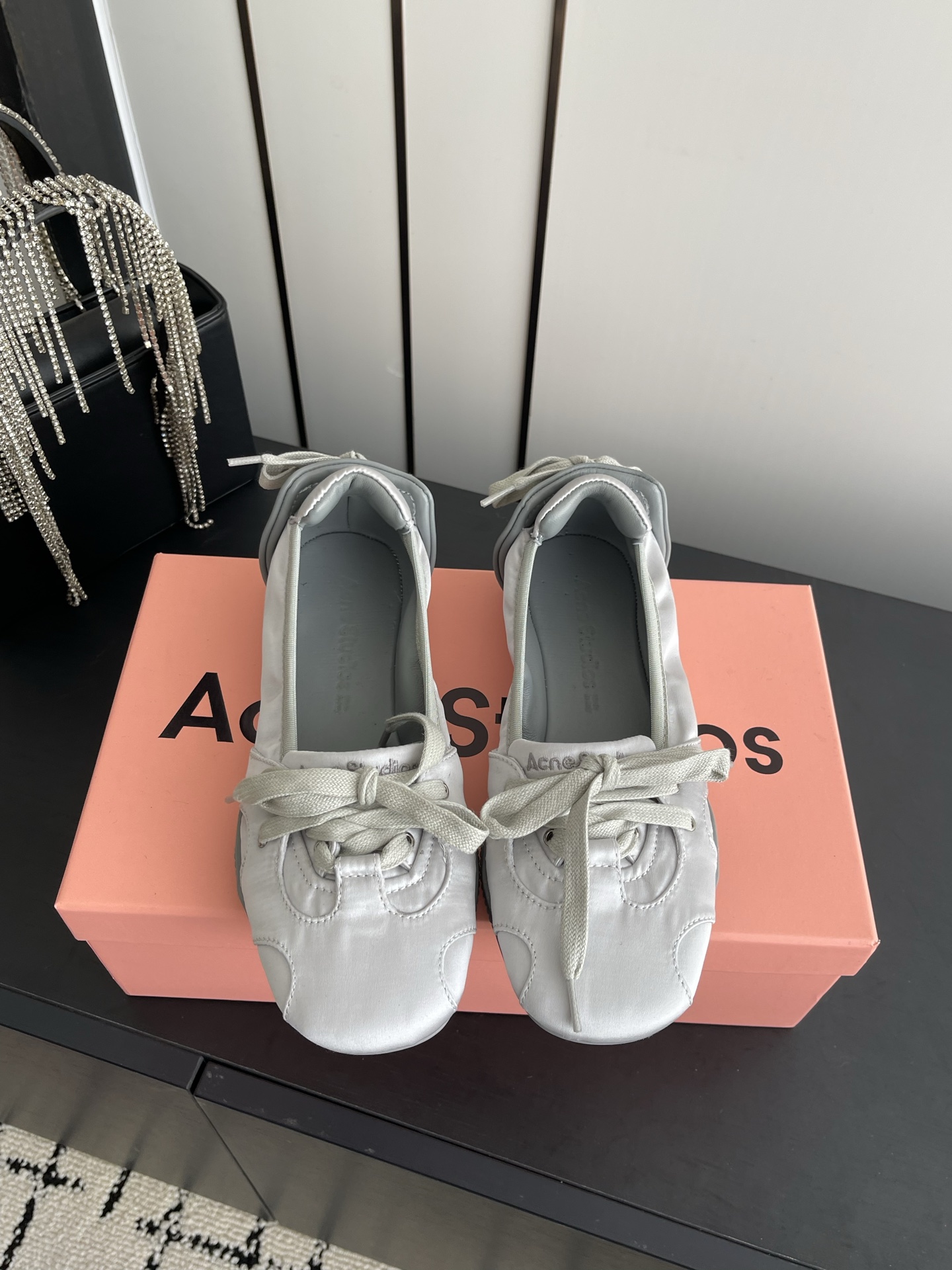 NO:681865,Acne Studios 26ss new ballet sneakers Acne Studios combines sneakers with elements of the popular ballet shoes to launch ballet sneakers for the first time. The entire pair of shoes also refers to the actual pointe shoes worn by ballerinas, creating a strap design in the front half. There are also cross straps on the heel. The boat-shaped shoe body, narrow and long last, etc. are somewhat similar to pointe shoes. The upper is made of textured veneer leather. There are also exquisite decorative straps on the rear of the shoe. It is paired with a seamless rubber sole.  It is a pair of flat shoes with both romantic and street feel. Size 35-40 (40 custom-made), ballet shoes, Acne studios, dior, flats, sneakers19860909Acne Studios 26ss新款芭蕾舞运动鞋 Acne Studios将运动鞋与当下热门的芭蕾舞鞋元素结合首次推出芭蕾舞运动鞋 整双鞋也参考了芭蕾舞女演员真实穿的足尖鞋 打造前半段的绑带设计 脚后跟的地方也有交叉绑带 船型鞋身 窄长楦头等等 都和足尖鞋有几分相似 鞋面采用带有纹路的饰面皮革制成 鞋后方还有精致的装饰性绑带 搭配无缝橡胶鞋底 是一双兼具浪漫与街头感的平底鞋 码数35-40（40定做）,芭蕾舞鞋,acne studios,dior,flats,sneakers,Women's Shoes