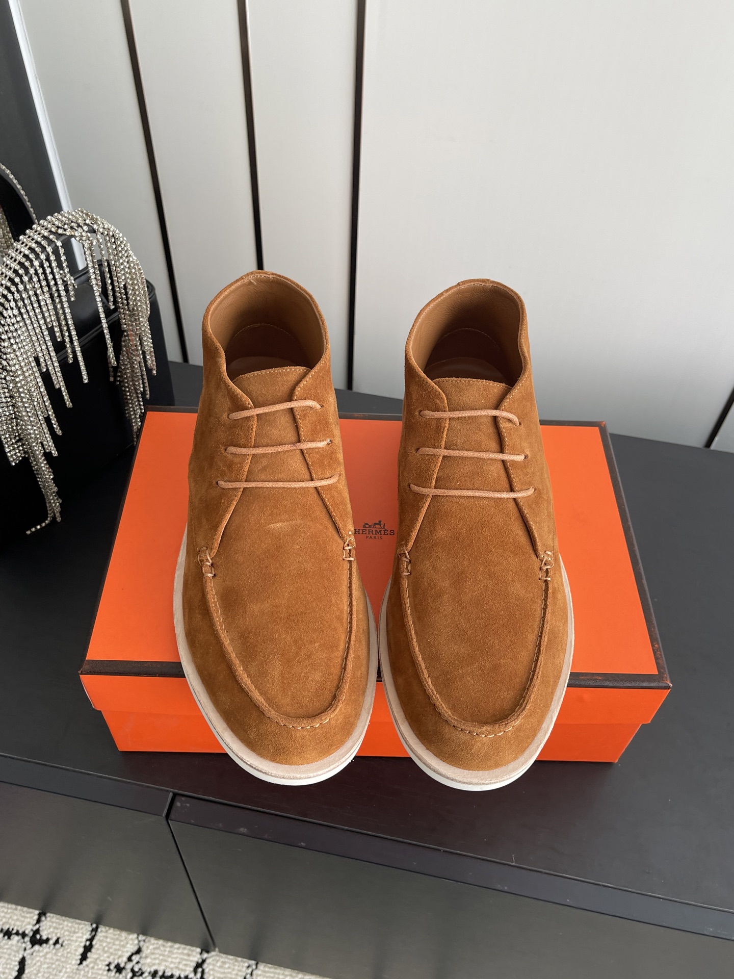 NO:692913,Hermes 25ss new low-top men's casual shoes. The simple design is in line with the current old-money style. These calfskin and suede goatskin lace-up sneakers are decorated with iconic 'H' details. The design is simple and smooth, creating a fashionable urban look. Comfortable and versatile. H family classics are timeless. The material is original frosted cowhide. The lining is imported soft sheepskin. The sole is the original open-molded sole.  Size men's 39-47 (45.46.47 customized), loafers, hermes, hermes, loafers, sneakers, cowhide, sheepskin, chamois leather19860909Hermes 爱马仕 25ss新款 低帮 男款休闲鞋 简约设计符合当下老钱风的格调 这款小牛皮和麂皮山羊皮 系带运动鞋 饰有标志性“H”细节 设计简约流畅 打造时尚都市造型 舒适百搭 H家经典不过时 面料原版磨砂牛皮 内里进口柔软羊皮 鞋底原版开模鞋底 码数男39-47(45.46.47定做）,乐福鞋,hermes,hermes,loafers,sneakers,cowhide,sheepskin,chamois leather,Women's Shoes