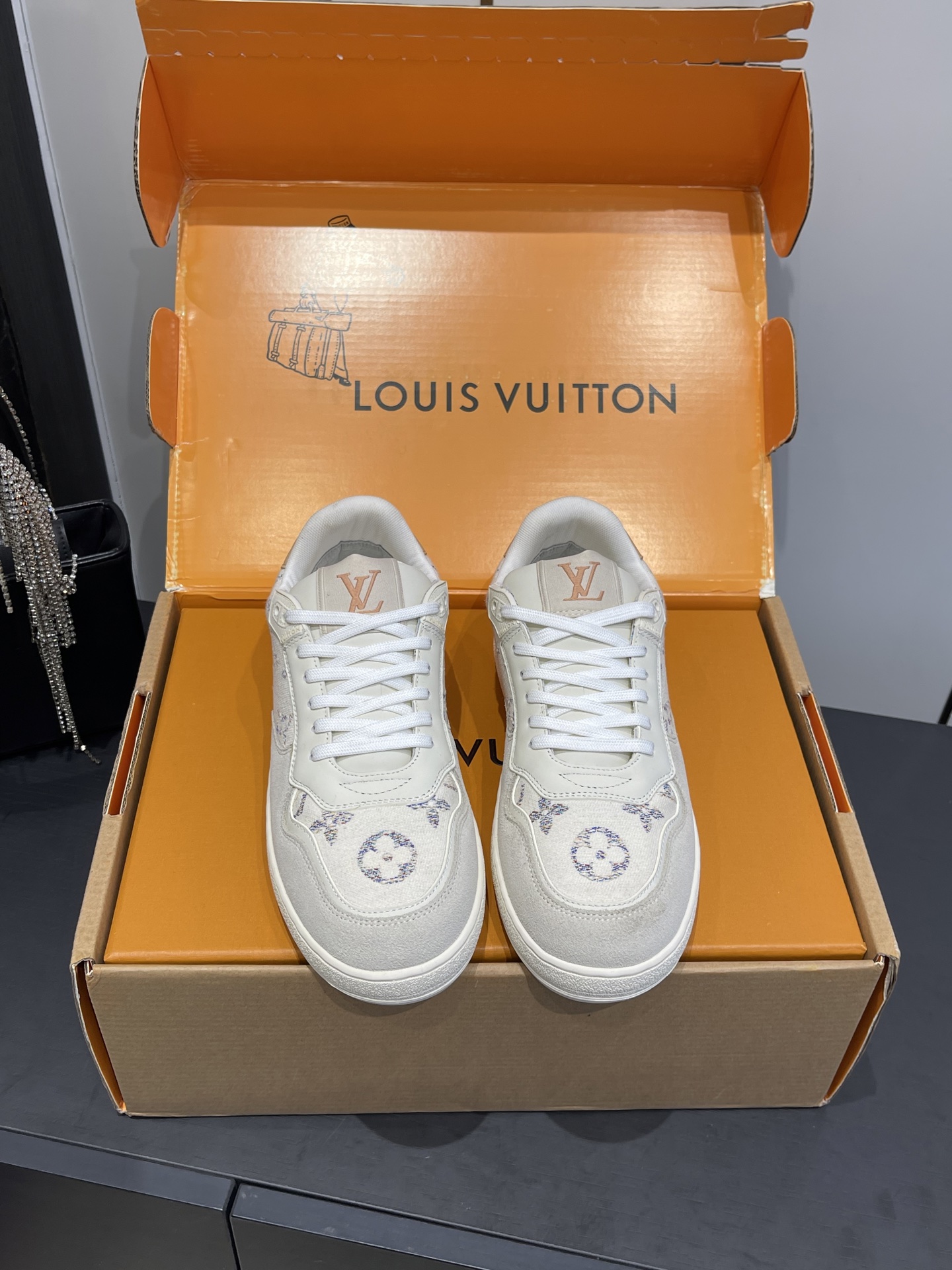 NO:692915,LouIs Vuitton Louis Vuitton TIME OUT casual sneakers, white shoes. This Time Out sneaker is stitched with cow leather and Monogram denim, echoing the current season's leather goods series. The denim luggage tag is fixed on the upper with a leather strap, highlighting Louis Vuitton's travel heritage. Dazzling inscribed eyelets and brand logo embossing on the tongue add exquisite details. The upper is original cow suede. The lining is cow leather. The outsole is an original molded outsole.  Size 35-40 (40 customized), casual shoes/sports shoes, louis vuitton, louis vuitton, sneakers, cowhide19860909LouIs Vuitton 路易威登TIME OUT休闲板鞋 小白鞋 本款Time Out运动鞋拼接牛皮革与 Monogram 丹宁布 与当季皮具系列遥相呼应 丹宁布行李牌通过皮革饰带固定于鞋面 彰显路易威登的旅行传承 耀目铭纹孔眼与鞋舌处品牌标识压纹增添考究细节 鞋面原版牛反绒 内里垫脚牛皮 大底原版开模大底 码数35-40（40定做）,休闲鞋/运动鞋,louis vuitton,louis vuitton,sneakers,cowhide,Women's Shoes