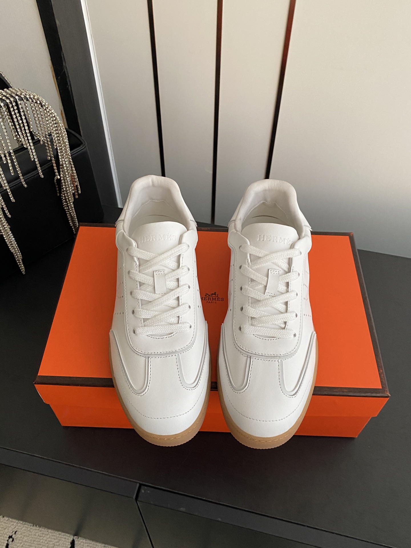 NO:692909,Men's 10 Hermes 2026 spring and summer latest model, moral training shoes, casual shoes, couple models, very difficult to stock at counters. Adopts essential lines of 'H bevel' drilling design to present fashionable urban and neo-retro style. Simple design is in line with the current old money style. The highly recognizable logo embellishes the brand value. Super versatile model. Imported calfskin upper, mixed sheepskin lining, outsole, original molded rubber outsole.  Size 35-45 (40 for women and 45 for men, customized), casual shoes/sports shoes, hermes, hermes, sneakers, cowhide, sheepskin19860909男款10 Hermes 爱马仕 2026春夏最新款 德训鞋 休闲鞋 情侣款 专柜非常难配货 采用本质线条的“H斜切”钻孔设计 呈现时尚城市和新复古风格 简约设计符合当下老钱风的格调 极具辨识度的logo点缀品牌价值感拉满 超级百搭款 鞋面进口小牛皮 内里混种羊皮  大底原版开模橡胶大底 码数35-45（女40男45定做）,休闲鞋/运动鞋,hermes,hermes,sneakers,cowhide,sheepskin,Women's Shoes