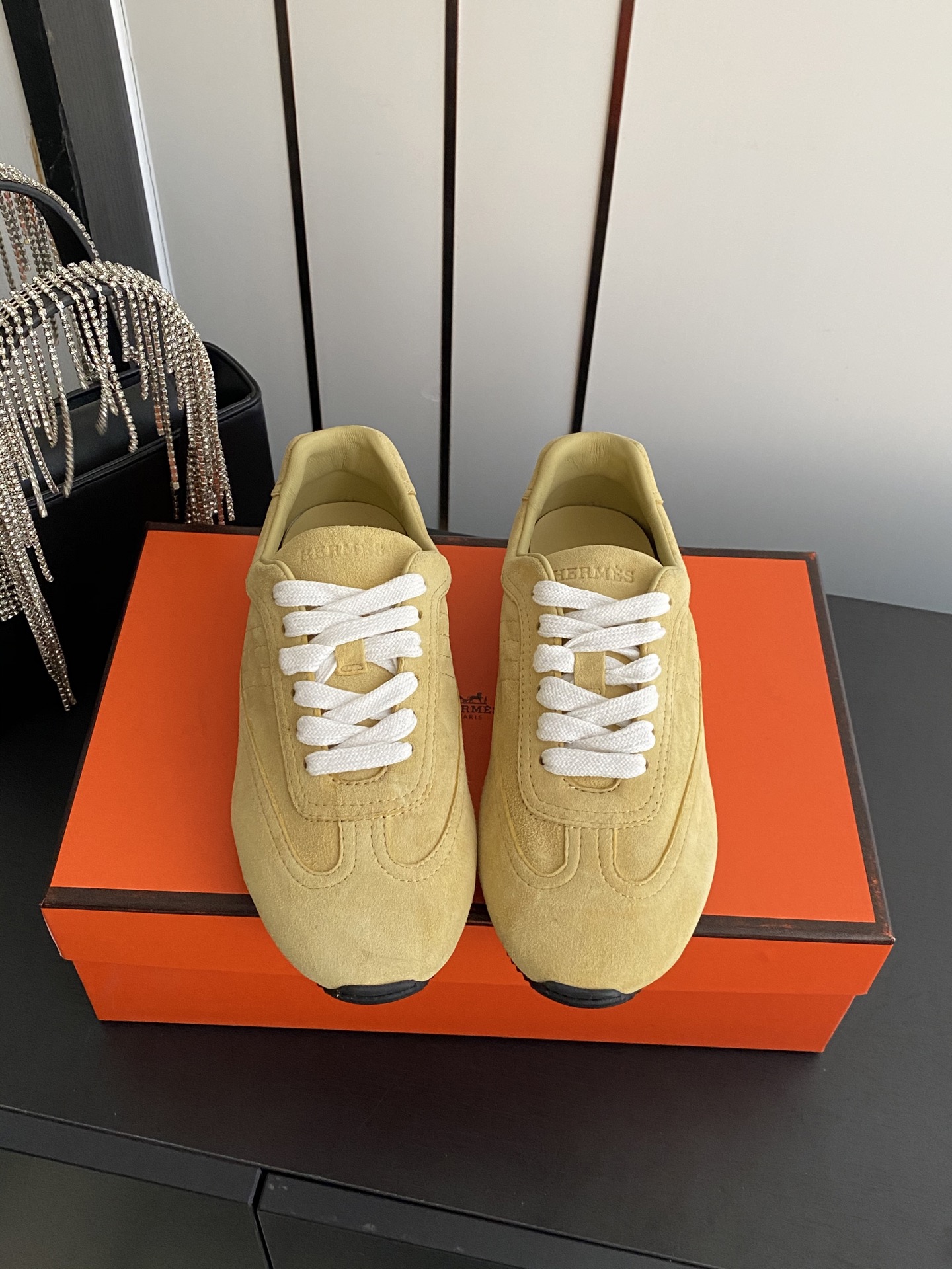 NO:692911,Hermes, the latest spring and summer models, moral training shoes and casual shoes, are very difficult to stock at the counter. The 'H bevel' drilling design with essential lines presents a fashionable urban and neo-retro style. The simple design is in line with the current old money style. The highly recognizable logo embellishes the brand value. Super versatile. Upper: imported calfskin, mixed sheepskin lining. Outsole, original molded rubber outsole.  Size 35-40 (40 customized), casual shoes/sports shoes, hermes, hermes, sneakers, cowhide, sheepskin19860909Hermes 爱马仕 春夏最新款 德训鞋 休闲鞋 专柜非常难配货 采用本质线条的“H斜切”钻孔设计 呈现时尚城市和新复古风格 简约设计符合当下老钱风的格调 极具辨识度的logo点缀品牌价值感拉满 超级百搭款 鞋面:进口小牛皮 内里混种羊皮  大底原版开模橡胶大底 码数35-40（40订做）,休闲鞋/运动鞋,hermes,hermes,sneakers,cowhide,sheepskin,Women's Shoes