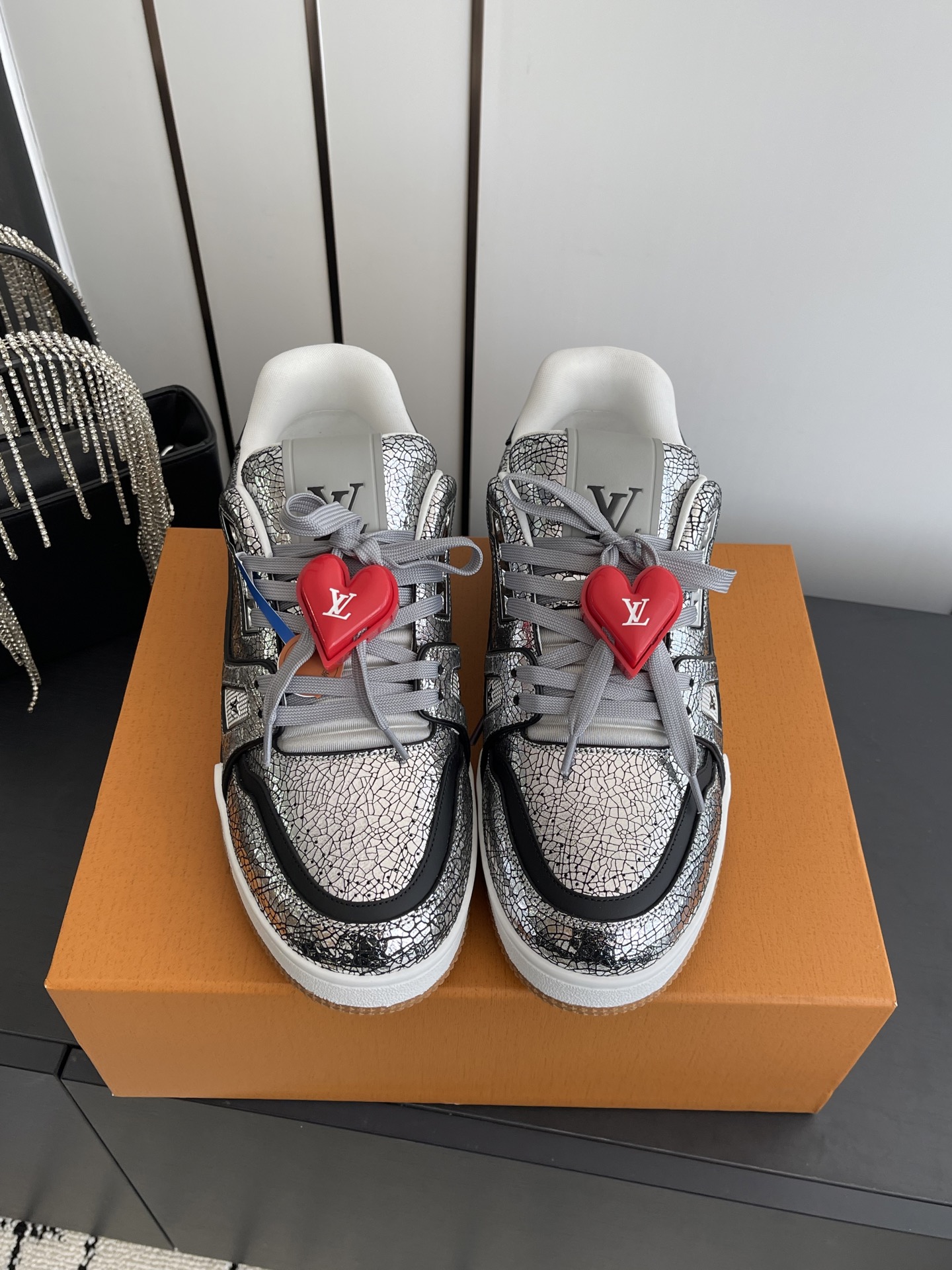 NO:707518,Accessories 60 LV TARINE Louis Vuitton Sports Shoes Skateboard Shoes Couple Model Original Purchased, Developed and Made This LV Trainer sneaker is made of cow leather to create a complex upper, which requires several hours of ingenious sewing to complete. The classic configuration is from the hands of Virgil Abloh, showing the inspiration of retro basketball shoes. Fabric: Original customized first-layer cowhide. Lining: Original customized breathable mesh lining. Outsole: Original open-molded two-color TPU combination outsole.  Size 35-44 (40 for women, 45 for men, customized), casual shoes/sports shoes, louis vuitton, louis vuitton, sneakers, cowhide19860909配饰60 LV TARINE路易威登 运动鞋 滑板鞋 情侣款 原版购入开发 做货 本款LV Trainer 运动鞋选用牛皮革塑造繁复鞋面,需要数小时的匠心缝制方可完成.经典构型出自 Virgil Abloh 之手,展现复古篮球鞋的灵感启发 面料: 原版定制头层牛皮 内里: 原版定制透气网里 大底: 原版开模双色TPU组合大底 码数35-44（女40 男45定做）,休闲鞋/运动鞋,louis vuitton,louis vuitton,sneakers,cowhide,Women's Shoes