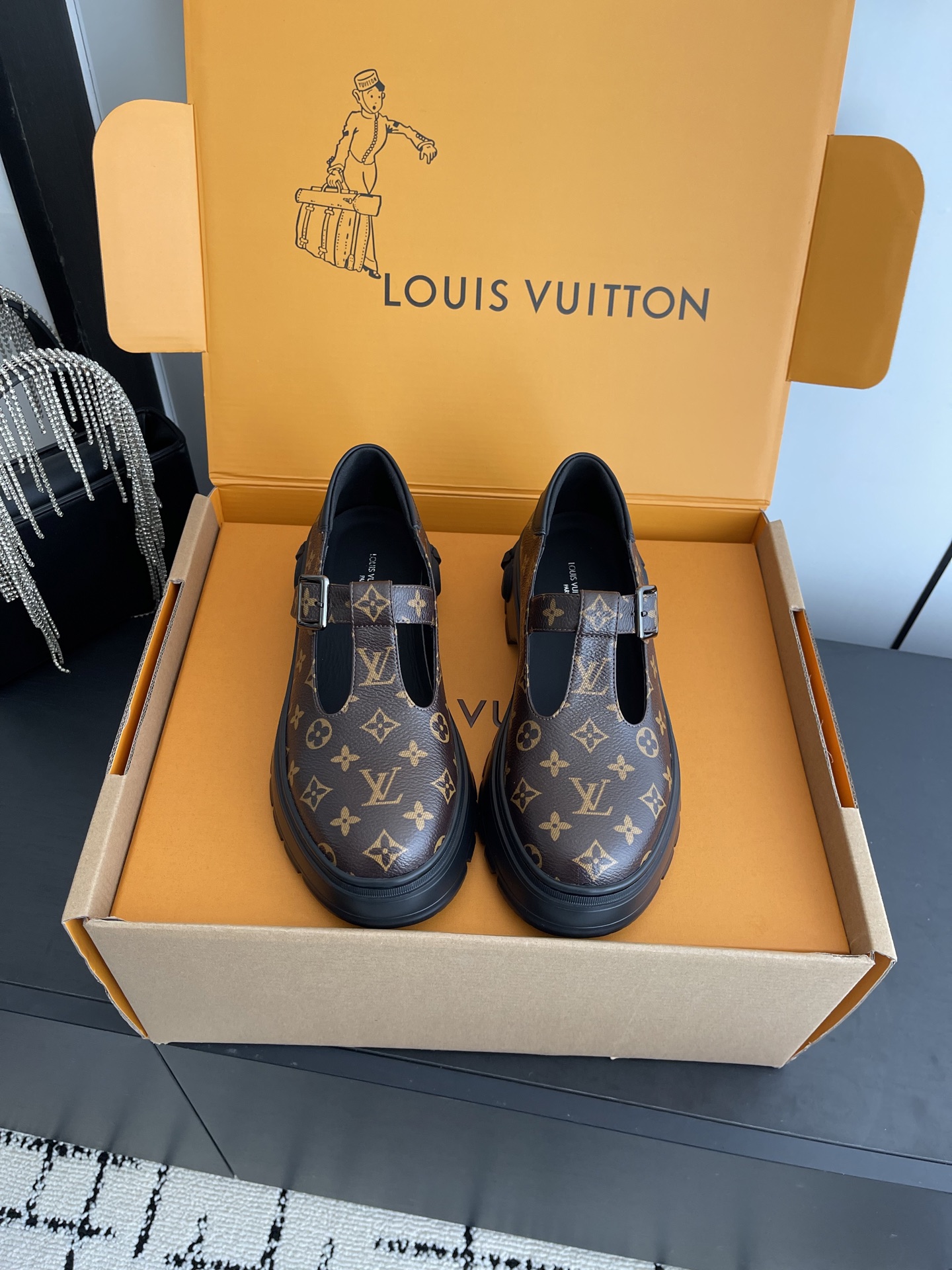 NO:707516,Louis Vuitton 26ss spring and summer LV Louis Vuitton autumn and winter new retro thick-soled shoes Mary Jane are very cute and very age-reducing. They are not afraid of showing short legs at all. After wearing them, the legs look thin and straight. Highly recommended!  Simple and easy to match, it shows leg length!  Full texture, clear texture, shiny upper imported patent leather/imported suede/imported cowhide lining sheepskin outsole Tpu original material code number 35-41 (customized 40 41), loafers, louis vuitton, louis vuitton, louis vuitton, loafers, mary jane, cowhide, sheepskin, chamois leather19860909Louis Vuitton 26ss春夏LV 路易威登秋冬新款复古厚底鞋 玛丽珍 可爱十足非常减龄,完全不害怕显腿短,穿上后显得腿又瘦又直,超级推荐！ 简约好搭超显腿长！质感满满,纹理清晰,有光泽 鞋面进口漆皮/进口麂皮/进口牛皮 内里羊皮 大底Tpu原版材料 码数35-41（40 41订做）,乐福鞋,louis vuitton,louis vuitton,louis vuitton,loafers,mary jane,cowhide,sheepskin,chamois leather,Women's Shoes