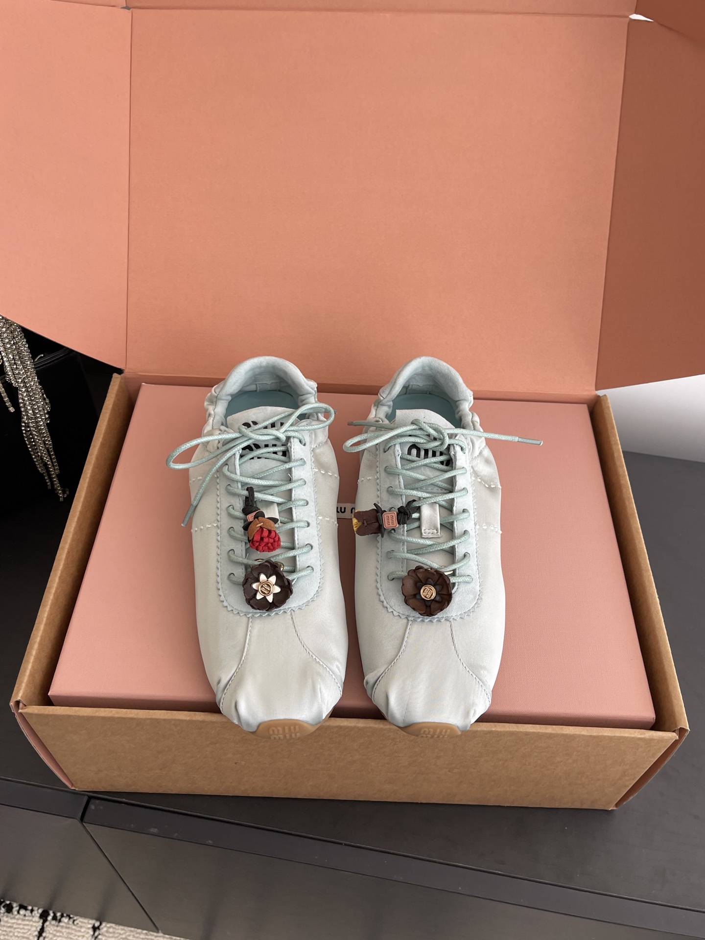 NO:707507,Miu Miu 26ss new satin ballet sneakers casual shoes combine the casual sportiness of virtue shoes with the elegance and softness of ballet shoes. They have both retro sports style and the exquisiteness of French ballet. The satin upper has glossy wrinkles, and the suede adds a soft mist feel, making it both visually and tactilely advanced.  Paired with flat shoelaces, the shoe shape is narrow and compact, with a rounded toe and light-colored rubber flat sole, which is light and makes the feet smaller. The leather insole is soft and comfortable for the upper foot, and the flat-soled design is not tiring for daily walking. There are many colors to choose from, and it can be worn with skirts and jeans. It is a popular item for sweet-cool and ballet-style wear. Upper Sheep Qi19860909Miu Miu 26ss新款 缎面芭蕾德训鞋休闲鞋 把德训鞋的休闲运动感和芭蕾舞鞋的优雅柔和结合,既有复古运动风,又带法式芭蕾的精致感.缎面鞋面自带光泽褶皱,麂皮增加柔雾感,视觉和触感都很高级. 搭配扁平鞋带,鞋型偏窄巧,鞋头圆润+浅色橡胶平底,轻盈又显脚小.皮革内底,上脚软和舒适,平底设计日常走路也不累.颜色多选,能搭裙子、牛仔裤,是甜酷风合芭蕾风穿搭的热门单品. 鞋面羊琼/真丝布 内里布 大底TPU大底 增高2cm 码数35-40码（40订做),休闲鞋/运动鞋,miumiu,sneakers,skirts,jeans,real silk,chamois leather,Women's Shoes