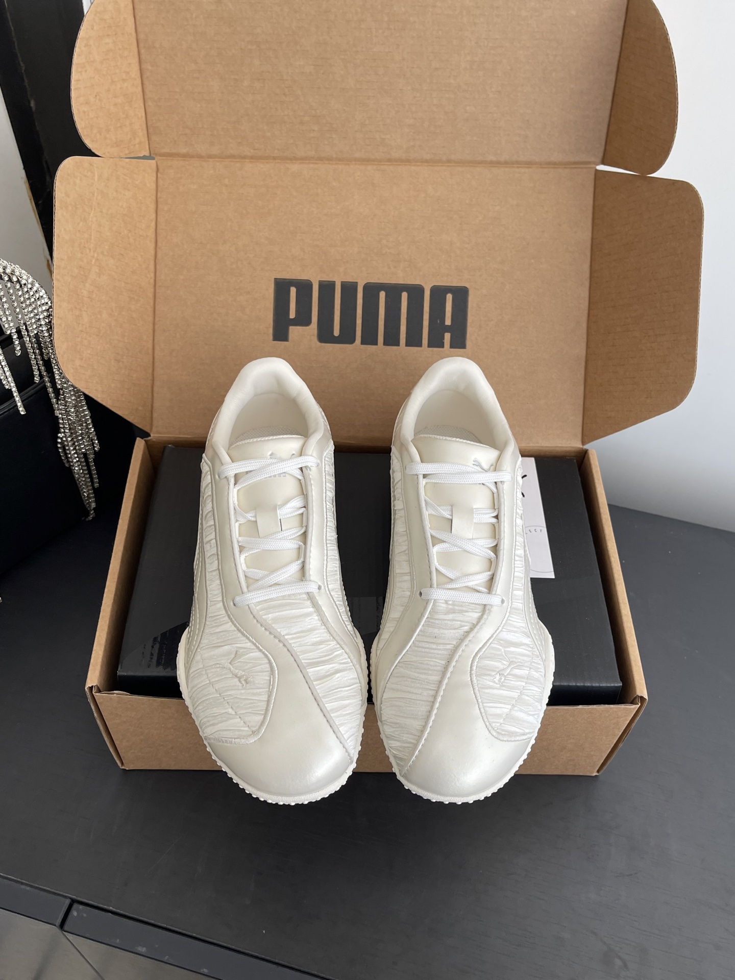 NO:707498,PUMA 25ss latest popular casual sports shoes for autumn and winter Puma Puma Speedca ‘Whisper Of Pink/Chamomile’ high-speed racing series low-cut moral training style stitching retro versatile casual sports racing shoes, through the unique retro football shoe shape, it has also instantly become the absolute focus of the recent shoe circle. Original custom cowhide silk pleated craftsmanship on the upper Original custom sheepskin lining original molded bottom piece wear-resistant velvet combined sole  Size 35-39 (40 customized), casual shoes/sports shoes, sneakers, cowhide, sheepskin, real silk19860909PUMA彪马 25ss秋冬最新爆款休闲运动鞋 彪马Puma Speedca ‘Whisper Of Pink/Chamomile”极速赛车系列低帮德训风拼接复古百搭休闲运动赛车鞋 ,通过独特的复古足球鞋型示人,也瞬间成为近期鞋圈的绝对焦点. 鞋面原版定制牛皮真丝折皱工艺 内里原版定制羊皮 大底原版开模底片耐磨绒组合底 码数35-39（40订做）,休闲鞋/运动鞋,sneakers,cowhide,sheepskin,real silk,Women's Shoes