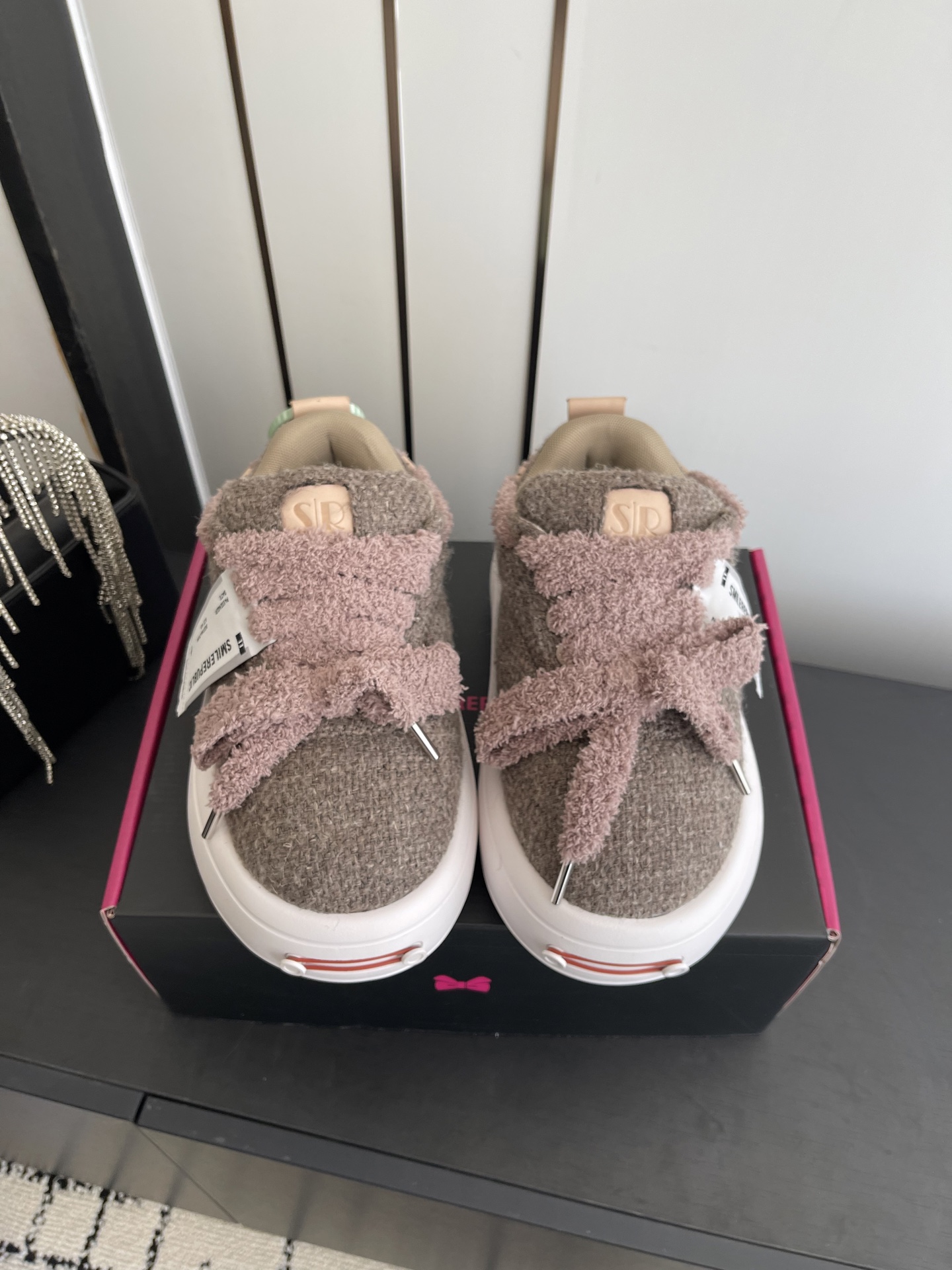 NO:707513,Women's model, men's model, SMILE REPUBLIC's latest style, bow casual bread shoes, bow decoration, upper splicing design, comfortable to wear, versatile and casual, original box accessories, soft thick sole, innocent appearance, attracting the favor of major celebrities and Internet celebrities, shoe shape makes the whole leg particularly delicate, with mid-calf socks, instantly transform into a college girl, 5cm thick sole is light and adds height  Size 35-44, casual shoes/sports shoes, sneakers19860909女款 男款SMILE REPUBLIC最新款 蝴蝶结休闲面包鞋 蝴蝶结装饰 鞋面拼接设计 穿着舒适 百搭休闲 原盒配件全 软软的厚底 憨憨的模样惹的各大明星网红的青睐 鞋型把整条腿衬得特别秀气 配中筒袜瞬间变身学院少女 5cm的厚底轻盈又增高 码数35-44,休闲鞋/运动鞋,sneakers,Women's Shoes