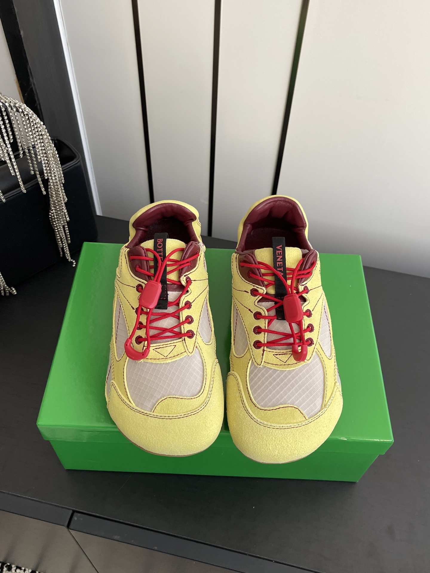 NO:707515,Bottega Veneta's new Forrest Gump shoes, moral training shoes, sneakers, BV classic old money style sneakers, many celebrities and fashion bloggers planted grass. Made of Sneaker technology nylon and suede. Inspired by retro sneakers. A new interpretation of classic sneakers. Light, comfortable and breathable summer essentials. The sole uses a classic woven texture. Super recognizable, nylon suede splicing. Full texture presentation. Original open molded rubber outsole. Size 35-41 (40)  41 customized), casual shoes/sports shoes,bottega veneta,bottega veneta,sneakers,chamois leather19860909Bottega Veneta 新款阿甘鞋 德训鞋 运动鞋  BV经典老钱风运动鞋超多明星时尚博主种草 Sneaker科技尼龙和绒面打造 灵感来自复古球鞋 全新演绎经典运动鞋 轻便、舒适、透气的夏季必备单品鞋底采用经典的编织纹理 超有辨识度,尼龙麂皮拼接 满满的质感呈现 原版开模橡胶大底 码数35-41（40 41定做）,休闲鞋/运动鞋,bottega veneta,bottega veneta,sneakers,chamois leather,Women's Shoes