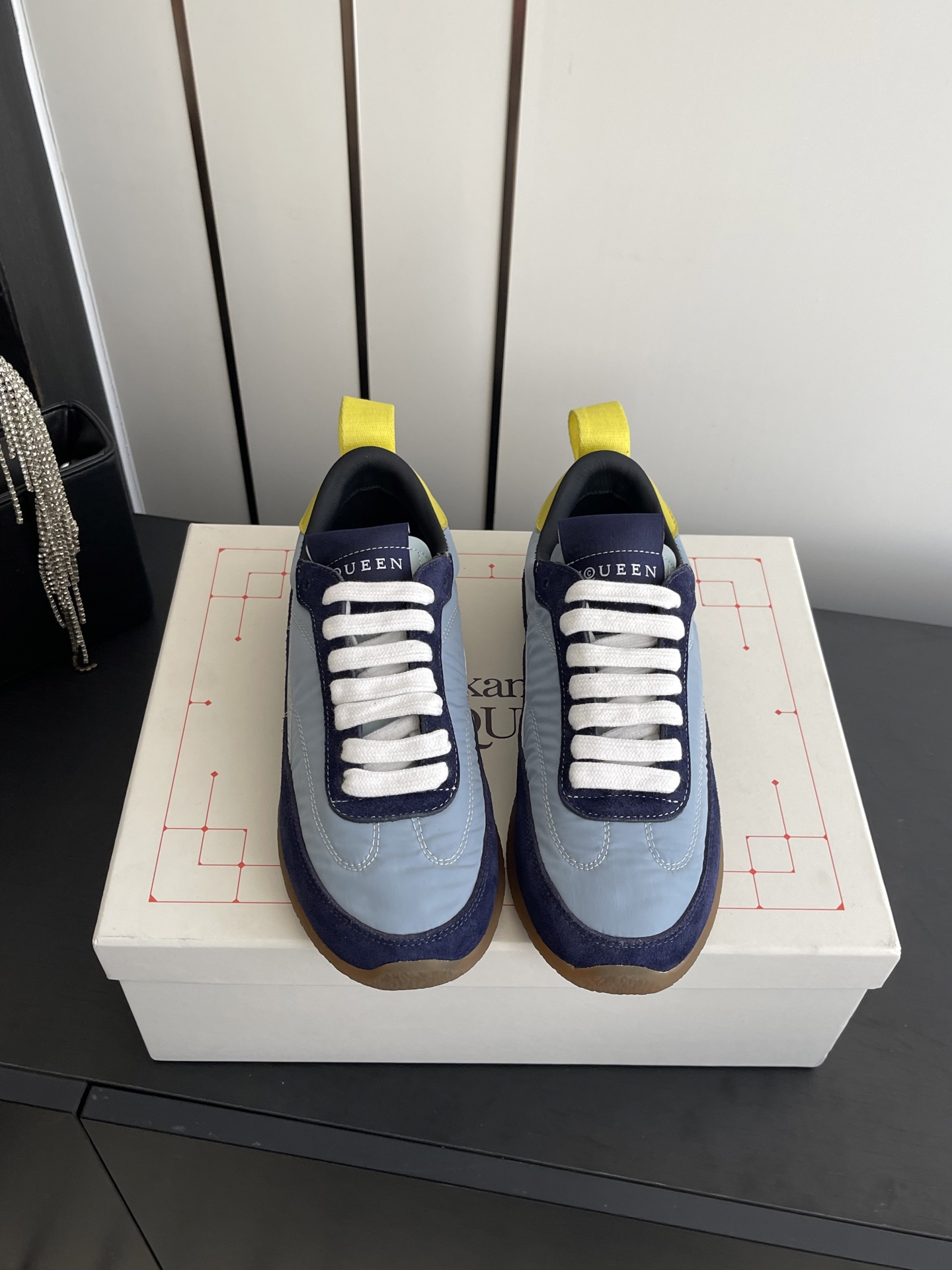 NO:707503,Women's 240 Men's ALEXANDER MCQUEEN Alexander McQueen 2026ss latest Flexion series couples' retro casual sports shoes, running shoes, white shoes. Original purchase, development and production. This Flexion Off white tone suede leather low-top sports shoes, the light sole is extremely comfortable and highlights the charm of sports style. It can add fashionable temperament to all kinds of casual looks. Fabric: Original customized imported cloth + high mercerized suede leather. Inner: Imported sheepskin.  Sole: original open mold outsole, size for women 35-40, men's 40-45 (customized for women 40, men 45), casual shoes/sports shoes, alexander mcqueen, off white, sneakers, sheepskin19860909女款240 男款 ALEXANDER MCQUEEN 亚历山大·麦昆 2026ss最新 Flexion系列情侣款复古休闲运动鞋 跑步鞋 小白鞋 原版购入开发 做货 这款Flexion Off white色调反绒皮革低帮运动鞋,轻盈的鞋底舒适非凡,彰显运动风格的魅力.可为各式休闲造型增添时尚气质 面料 : 原版定制进口布面+高丝光反绒皮 内里 : 进口羊皮 鞋底 : 原版开模大底 码数女款35-40 男款40-45（女40 男45订做）,休闲鞋/运动鞋,alexander mcqueen,off white,sneakers,sheepskin,Women's Shoes