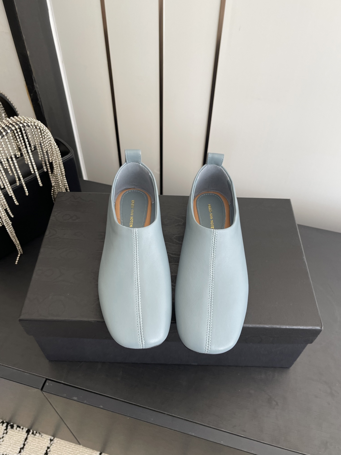 NO:707510,CELINE 2026 spring and summer new model Arc de Triomphe catwalk high-heeled sandals, high-end and comfortable, matching the skirts of goddesses, sexy pointed toe, full of fashion and femininity, exclusive heels for the evening series that completely hit me in the lookbook throughout the season, simple and yet detailed, easy to wear and not tiring. Top-grade sheepskin/imported denim upper, mixed sheepskin lining and foot pads, outsole, imported genuine leather sole, heel height 4.5cm  Size 35-40 (40 customized), single shoes, celine, sandals, skirts, sheepskin19860909CELINE 思琳 2026春夏新款 凯旋门走秀款 高跟凉鞋 高级感舒适 配女神们的半身裙 性感小尖头 时尚女人味十足 晚宴系列专属跟鞋贯穿整季lookbook完全戳中我 简单又不失细节 好穿不累脚鞋面顶级羊皮/进口牛仔布 内里及垫脚混种羊皮 大底进口真皮鞋底 跟高4.5cm 码数35-40（40定做）,单鞋,celine,sandals,skirts,sheepskin,Women's Shoes