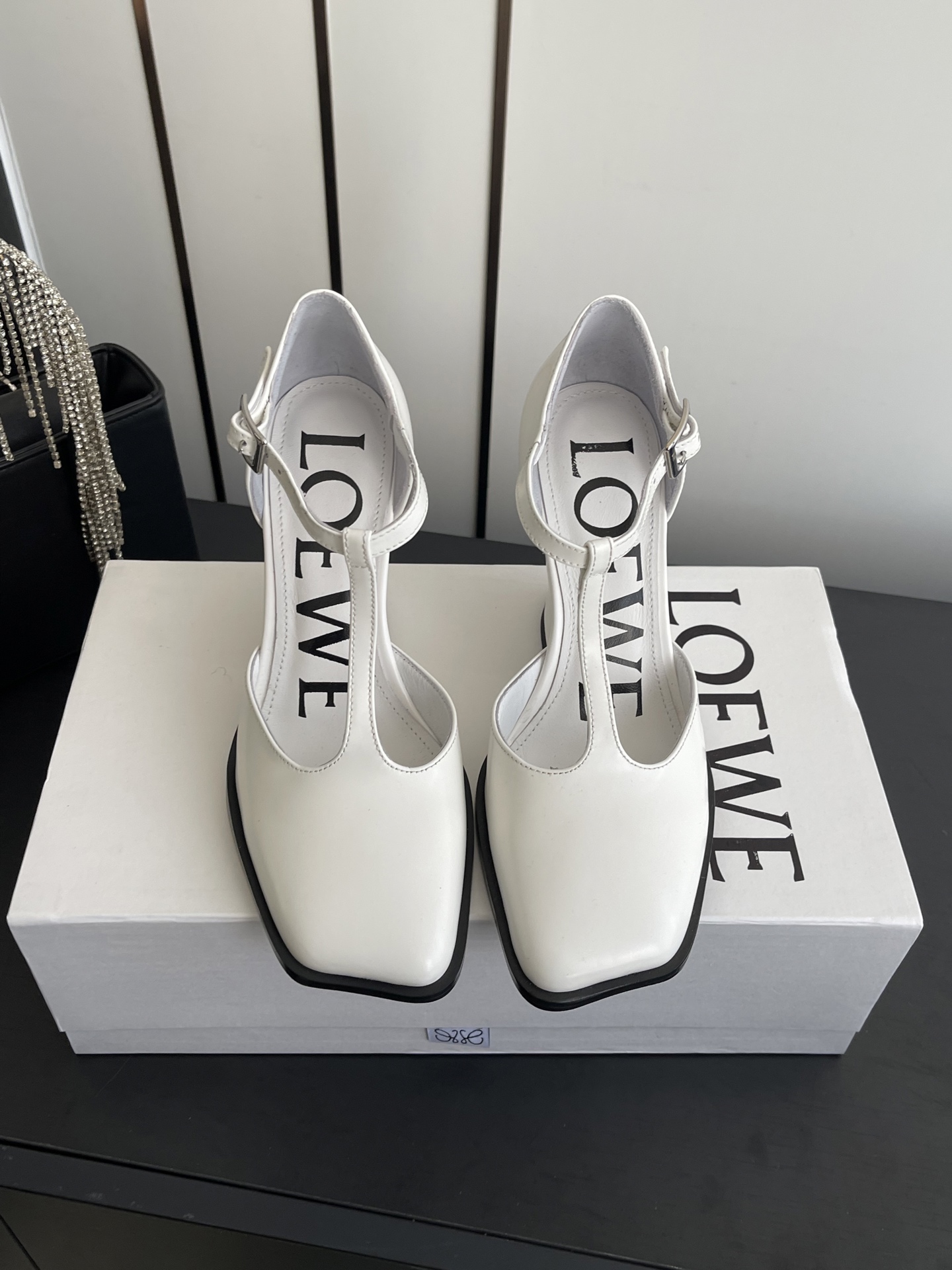 NO:707487,LOEWE 26ss new spring and summer thick-heeled Mary Jane shoes. LOEWE is the most popular designer brand in the past two years. The design is simple, the details are clever, fresh and refined, but it is so easy to match with ins and Xiaohongshu. This brand can be seen everywhere. Upper calfskin, lining imported goatskin, outsole original imported leather outsole, heel height 5cm, size 35-40 (40 custom-made), high-heeled sandals, loewe, loewe, sandals, mary  jane,high heels,cowhide,sheepskin,Leather soles19860909LOEWE 罗意威 26ss春夏新款 粗跟玛丽珍鞋 LOEWE作为这两年最受欢迎的设计师牌 设计简单、细节巧妙、清新脱俗 却又是那么好搭配 ins、小红书随处可见这个品牌的身影 鞋面小牛皮 内里进口山羊皮 大底原版进口真皮大底 跟高5cm 码数35-40（40定做）,高跟鞋凉鞋,loewe,loewe,sandals,mary jane,high heels,cowhide,sheepskin,Leather soles,Women's Shoes