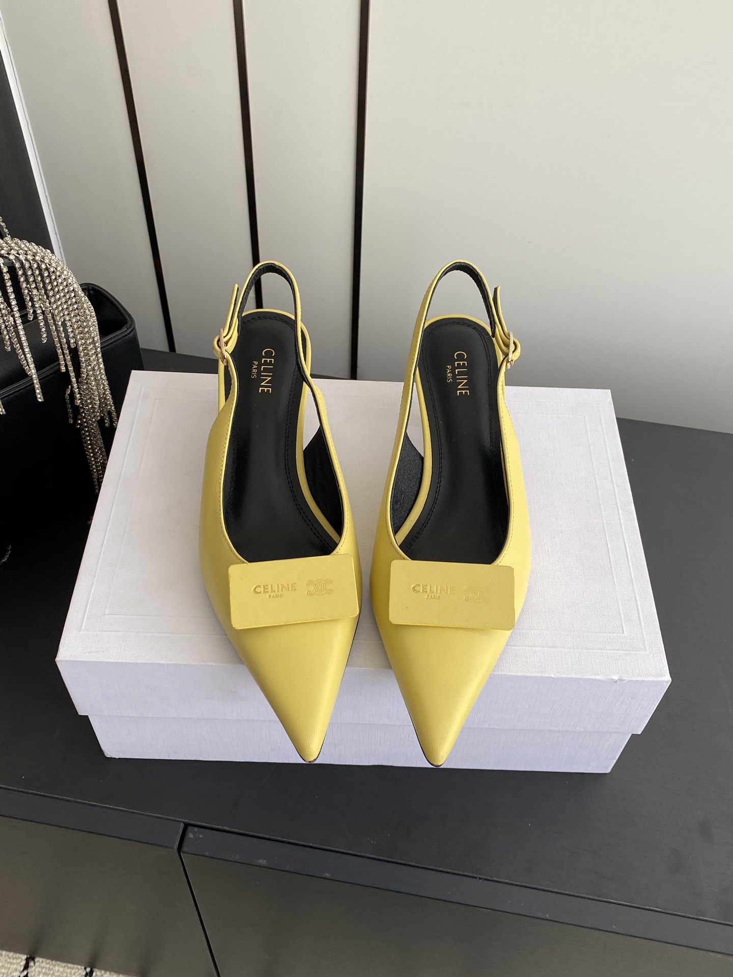 NO:707512,CELINE 2026 spring and summer new model Arc de Triomphe catwalk high-heeled sandals, high-end and comfortable, matching the skirts of goddesses, sexy pointed toe, full of fashion and femininity, exclusive heels for the evening series that completely hit me in the lookbook throughout the season, simple and yet detailed, easy to wear and not tiring. Top-grade sheepskin/imported denim upper, mixed sheepskin lining and foot pads, outsole, imported genuine leather sole, heel height 4.5cm  Size 35-40 (40 customized), high heels and sandals, celine, sandals, high heels, skirts, sheepskin19860909CELINE 思琳 2026春夏新款 凯旋门走秀款 高跟凉鞋 高级感舒适 配女神们的半身裙 性感小尖头 时尚女人味十足 晚宴系列专属跟鞋贯穿整季lookbook完全戳中我 简单又不失细节 好穿不累脚鞋面顶级羊皮/进口牛仔布 内里及垫脚混种羊皮 大底进口真皮鞋底 跟高4.5cm 码数35-40（40定做）,高跟鞋凉鞋,celine,sandals,high heels,skirts,sheepskin,Women's Shoes