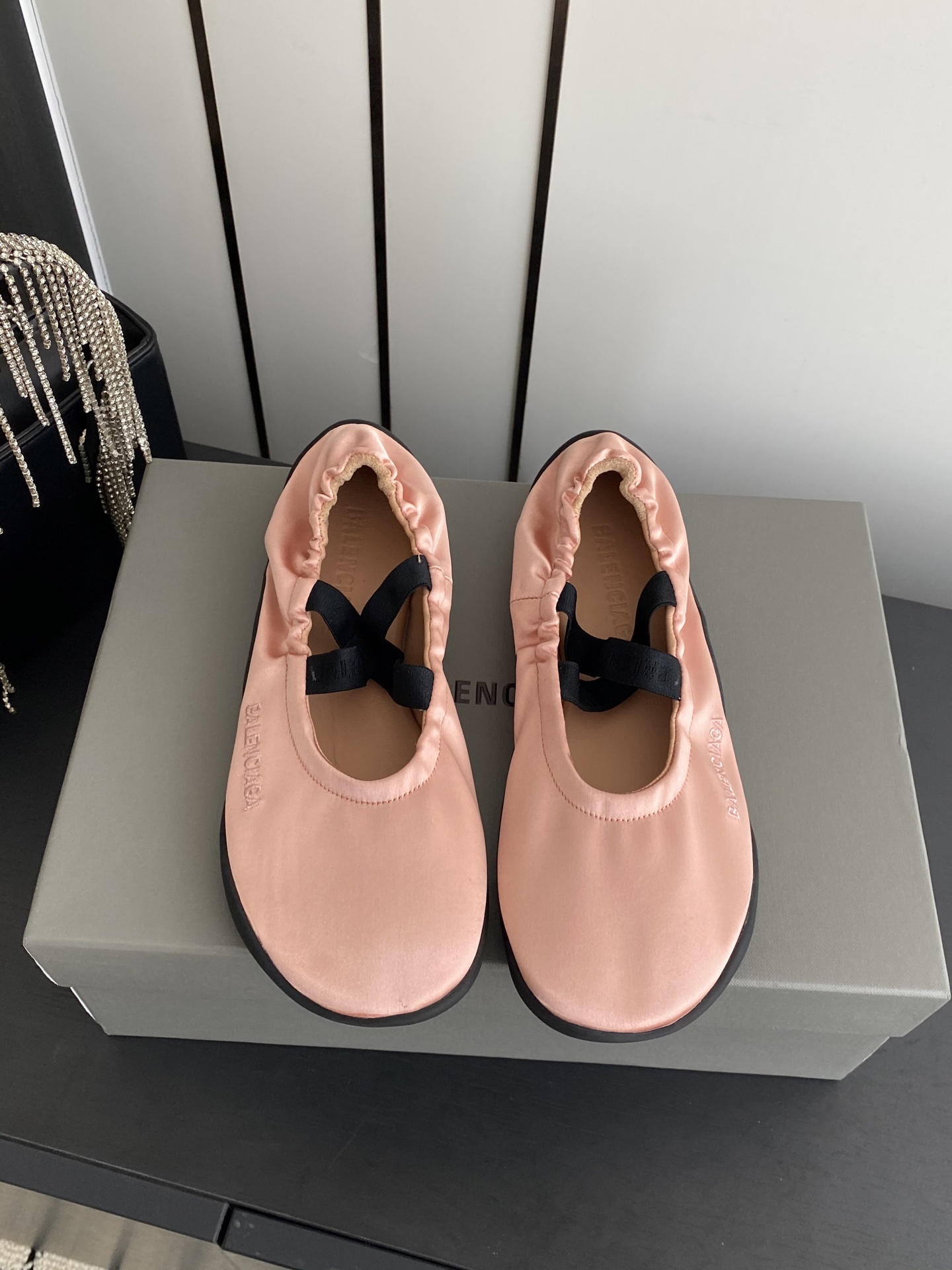 NO:707511,Balenciaga 26ss early spring, the latest ballet shoes. They are indeed Balenciaga's ballet shoes. They are full of retro feeling. This super hard-to-find store is not sold in just any store. The uppers are all hand-made and distressed. The head shape has been adjusted and the upper foot is soft and waxy. It can be folded at will and can be stored and easily carried. The upper is made of original imported original cloth. The inner pad is sheepskin. The original custom-made non-slip rubber outsole.  Size 35-40 (40 customized), ballet shoes, balenciaga, balenciaga, sheepskin19860909Balenciaga 巴黎世家 26ss早春 最新款芭蕾舞鞋 无愧是巴黎世家出的芭蕾鞋都满满的复古感 这款超级难买门店限定可不是随便一家都有售的 鞋面全部对版做了手工破坏做旧 头型翘度做了调整上脚软糯糯的特别柔软 随意弯折都可收纳很方便携带 鞋面采用原版进口原版布 内里垫脚羊皮 原版定制防滑橡胶大底 码数35-40（40定做）,芭蕾舞鞋,balenciaga,balenciaga,sheepskin,Women's Shoes