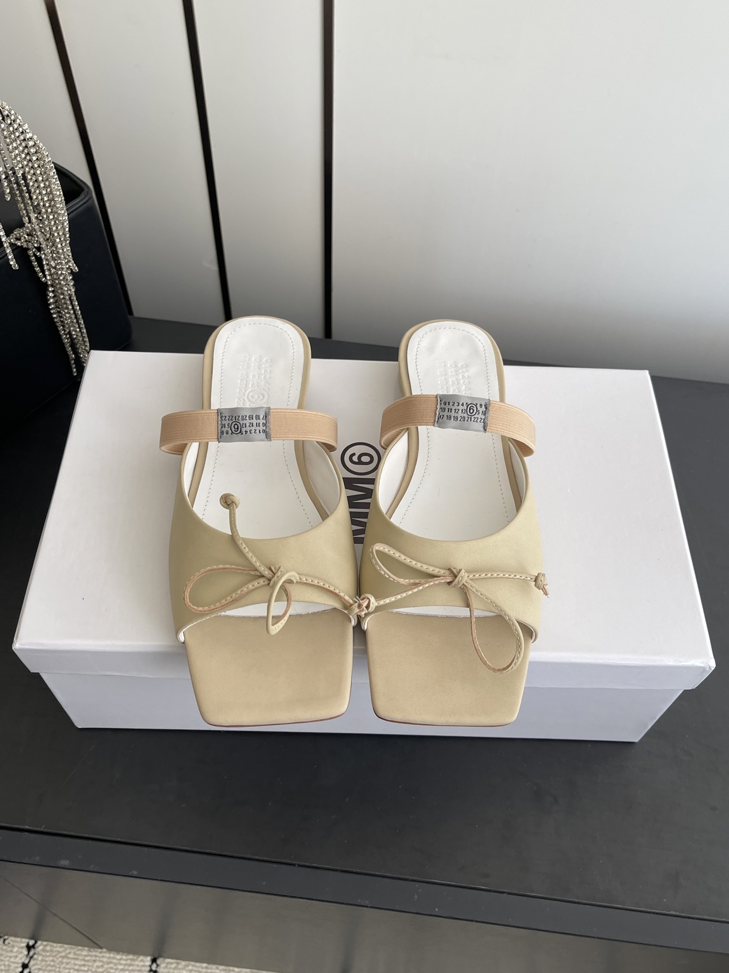 NO:707508,Maison Margiela MM6 Margiela 26ss new square toe bow sandals square toe ballet mules, the bow on the upper is super recognizable!  The hollow back Muller design + elastic band is easy to put on and take off, fits the shape of the foot, is comfortable and fashionable, and can be easily controlled for daily commuting and leisure. The skirt can be matched as you like, elegant and casual, and you can easily get a high-level sense of relaxation!  Upper original cowhide, lining: sheepskin, Italian genuine leather sole, size 35-40 (40 customized), slippers ballet shoes, masion margiela, masion margiela, slippers, skirts, cowhide, sheepskin19860909Maison Margiela MM6马吉拉 26ss新款方头蝴蝶结 凉拖 方头芭蕾穆勒鞋,鞋面蝴蝶结超有辨识度！后空穆勒设计+弹力带,穿脱方便,贴合脚型,舒适又时髦,日常通勤、休闲都能轻松驾驭,裙装随心搭配,优雅又随性,轻松get高级松弛感！ 鞋面原版牛皮 内里: 羊皮 鞋底意大利真皮 码数35-40(40订做）,拖鞋芭蕾舞鞋,masion margiela,masion margiela,slippers,skirts,cowhide,sheepskin,Women's Shoes