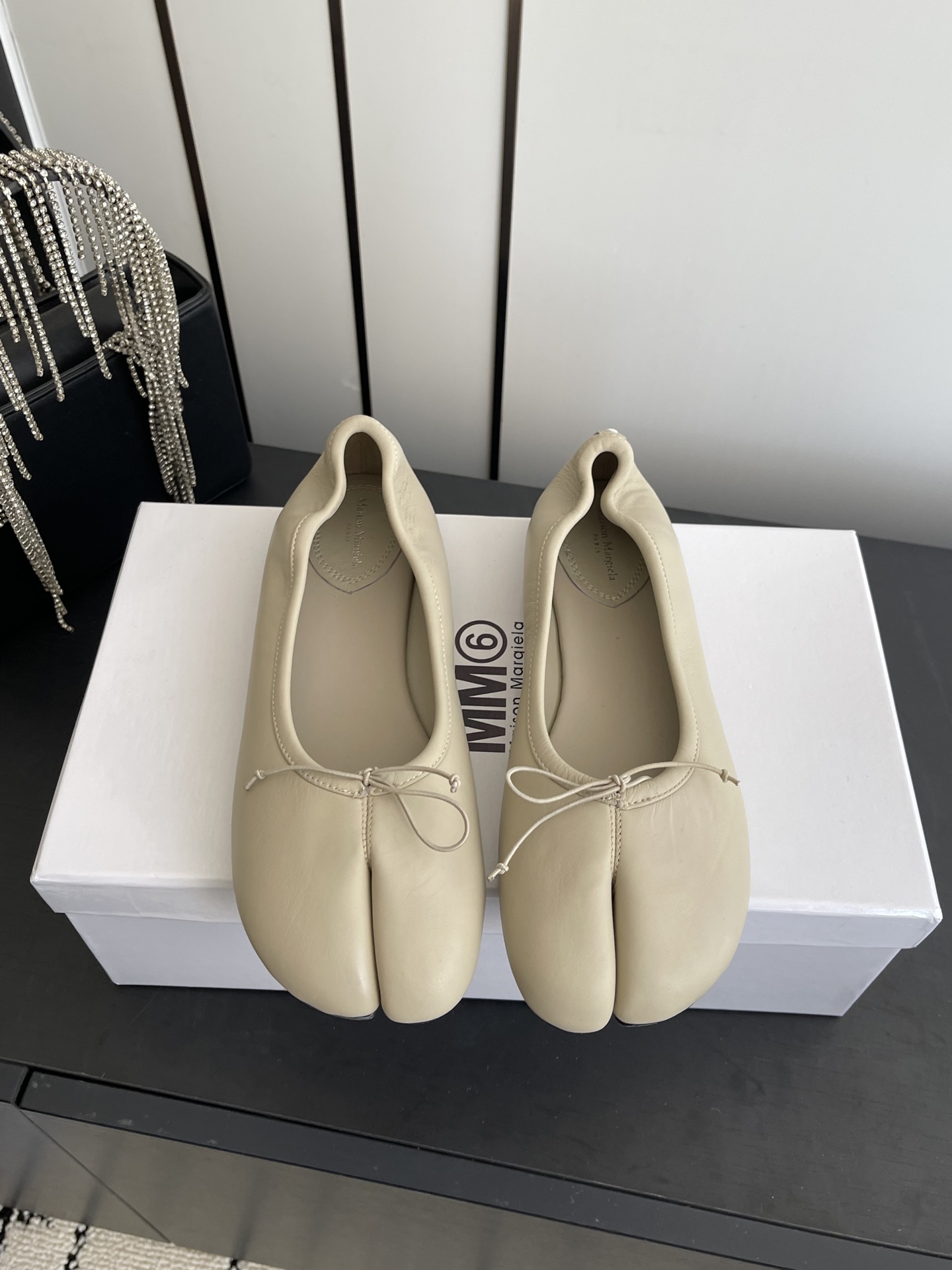NO:706870,Maison Margiela MM6 2026ss spring and summer new vintage Mary Jane split-toe shoes - ballet shoes MM6 is the most popular genius designer brand in the past two years. Its simple design and luxurious texture will make you fall in love. If you don't want to hit the streets, you can check out this brand. It is relatively niche but is so easy to match. You can see this brand everywhere on Instagram and Xiaohongshu!  BS original one-to-one customization, original custom-made sheepskin upper, imported sheepskin lining, original Italian leather outsole, size 35-39 (customized for 40), split-toe shoes, masion margiela, masion margiela, mary jane, sheepskin, Leather soles19860909Maison Margiela MM6 马吉拉 2026ss春夏新款 复古玛丽珍分趾单鞋—芭蕾舞鞋 MM6作为这两年最受欢迎的鬼才设计师品牌,设计简单、奢华的质感让你爱不释手 不想满大街撞款的可以看看这个品牌,比较小众却又是那么好搭配,ins、小红书随处可见这个品牌的身影 ！BS原版一比一定制 鞋面原版特定制羊皮 内里进口羊皮 大底原版意大利真皮大底 码数35-39（40定做）,分趾鞋,masion margiela,masion margiela,mary jane,sheepskin,Leather soles,Women's Shoes