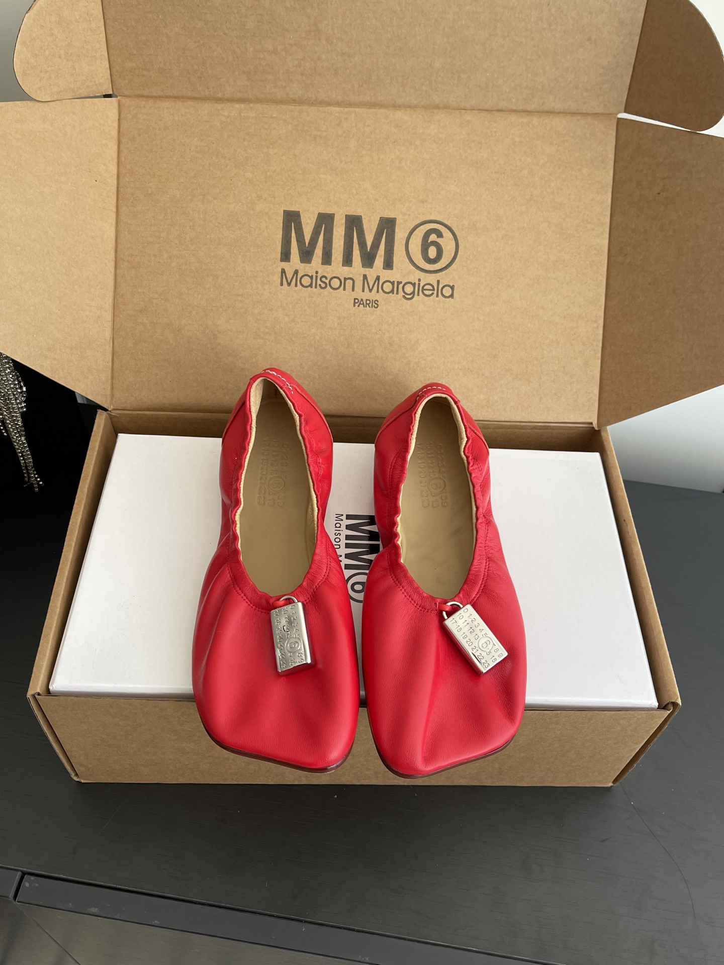 NO:706897,Maison Margiela MM6 Margiela 26ss early spring new slip-on flat ballet shoes. Needless to say, they are comfortable. The silhouette, unique materials and contrasting material collage are all MM6 Maison Magical. Features worth looking forward to. These ballet shoes are made of imported sheepskin with great texture. The square toe is elegant and the elastic band design of the shoe is easy to put on and take off. It is absolutely unique. The upper is made of original imported sheepskin.  Sheepskin lining, original custom-made Italian leather outsole, size 35-39 (custom-made 40), ballet shoes, masion margiela, masion margiela, sheepskin, Leather soles19860909Maison Margiela MM6 马吉拉 26ss早春新款 一脚蹬 平底 芭蕾舞鞋 舒适度不用说 肯定会很舒服的 廓形 独具匠心的材料和对比材质的拼贴均是 MM6 Maison Magical,值得期待的特色 这款芭蕾舞鞋采用很有质感的进口羊皮 方头的雅致和鞋口松紧带设计方便穿脱 简直绝绝子了 鞋面采用原版进口羊皮 内里垫脚羊皮 鞋底原版定制意大利真皮大底 码数35-39（40定做）,芭蕾舞鞋,masion margiela,masion margiela,sheepskin,Leather soles,Women's Shoes