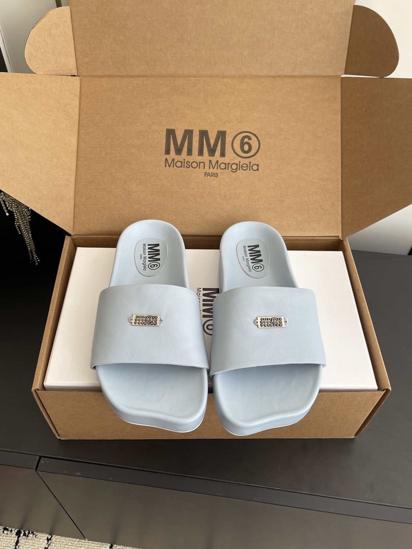 NO:706893,Maison Margiela MM6 Margiela 26ss new summer flat beach slippers. Minimalist design style. Decorated with brand logo letters. Full of simple and versatile summer style. Custom-grade sheepskin upper. Sheepskin lining/foot. Open-molded rubber outsole. Size: 35-39 (40 customized), slippers, masion margiela, masion margiela, slippers, sheepskin19860909Maison Margiela MM6 马吉拉 26ss夏日新款平底沙滩拖鞋 极简的设计风格 饰有品牌logo字母设计 满满的夏日简约百搭风 定制级羊皮鞋面 羊皮内里/垫脚 开模橡胶大底 码数:35-39（40定做）,拖鞋,masion margiela,masion margiela,slippers,sheepskin,Women's Shoes
