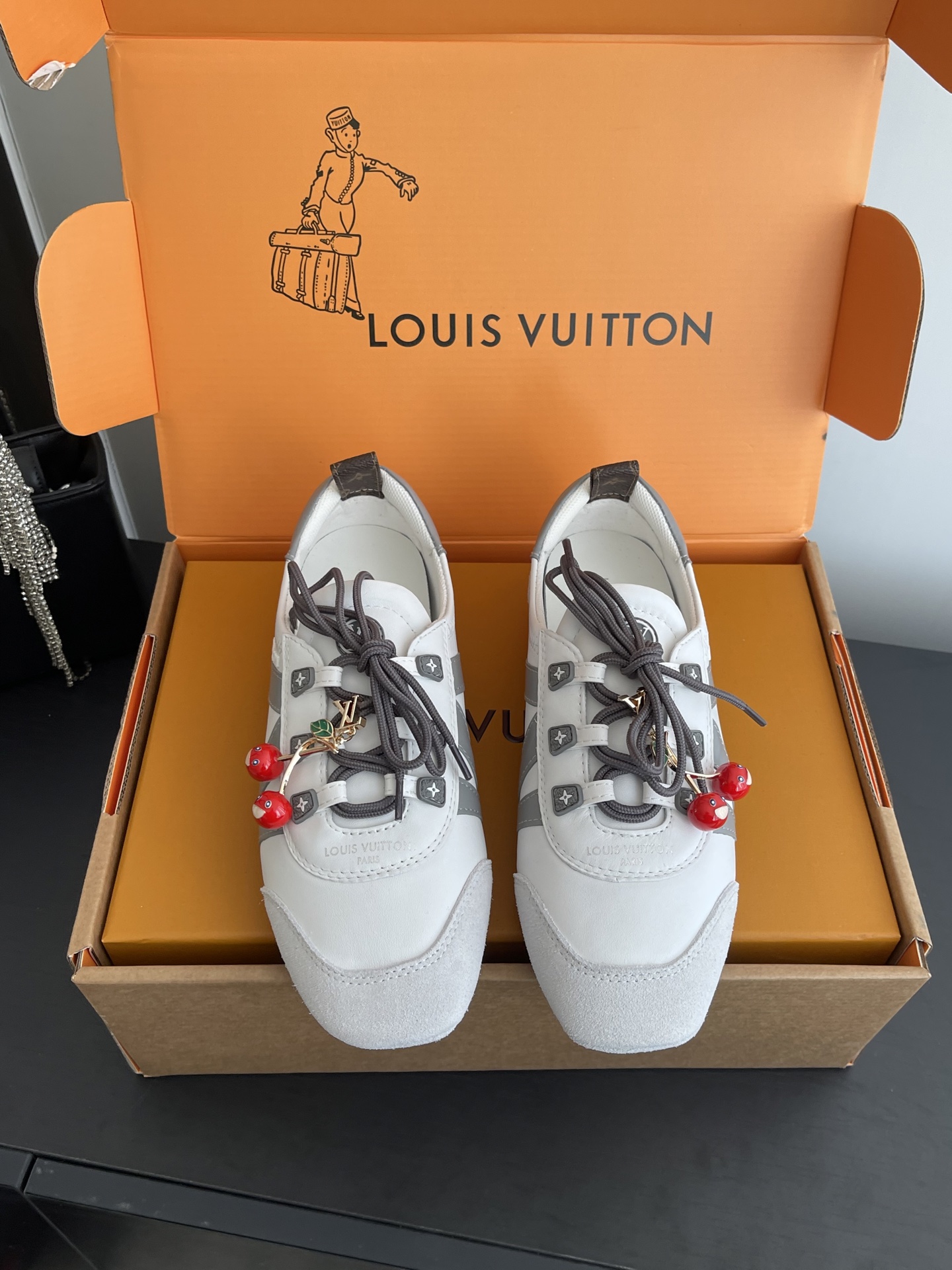 NO:707489,Women's Men's Cherry Accessories 60 Louis Vuitton Louis Vuitton Spring and Summer Sneakerina Series Ballet Sneakers Moral Training Shoes Couple Sneakerina Ballet-style sneakers are made of silky suede cow leather to create smooth lines. They have the light structure of ballet shoes and the comfortable texture of sneakers. LV logo on the side. Monogram canvas back strap with rich details. Sacchetto craftsmanship and TPU outsole upgrade for a soft wearing experience. Three accessories. Match as you like.  Fabric Original customized imported first-layer cowhide Lining Original customized breathable mesh lining Original molded outsole Injection-molded TPU material Size: 35-45 (40 for women, 45 for men, customized), casual shoes/sports shoes, louis vuitton, louis vuitton, louis vuitton, louis vuitton, sneakers, cowhide19860909女款 男款樱桃配饰60 Louis Vuitton路易威登驴牌春夏Sneakerina系列 芭蕾运动鞋 德训鞋 情侣款 Sneakerina 芭蕾风运动鞋以丝滑绒面牛皮革塑造流畅线条 兼具芭蕾舞鞋的轻盈构型和运动鞋的舒适质感 侧面 LV 标识Monogram 帆布后袢带丰富细节 Sacchetto 工艺和 TPU 外底升级轻柔穿着体验 三款配饰 随意搭配 面料 原版定制进口头层牛皮 内里 原版定制透气网里原版开模大底 注塑TPU材质 码数: 35-45（女40 男45 定做）,休闲鞋/运动鞋,louis vuitton,louis vuitton,louis vuitton,louis vuitton,sneakers,cowhide,Women's Shoes